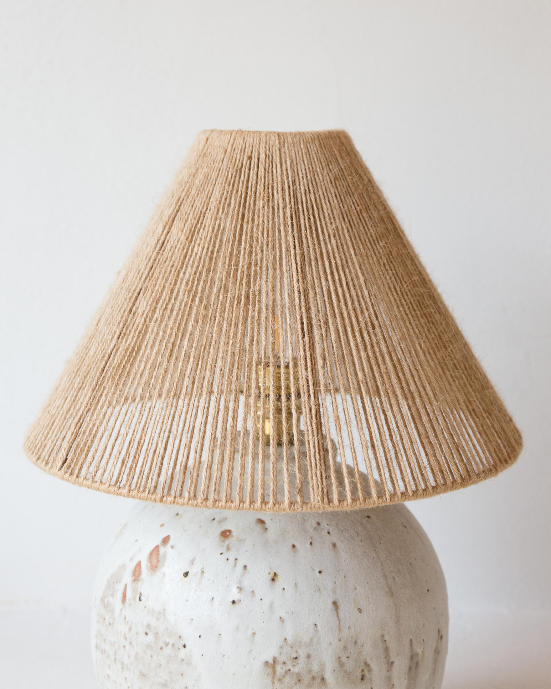 Français Lampe de table Michelle en céramique blanc crème mat par Grès Éditions en vente