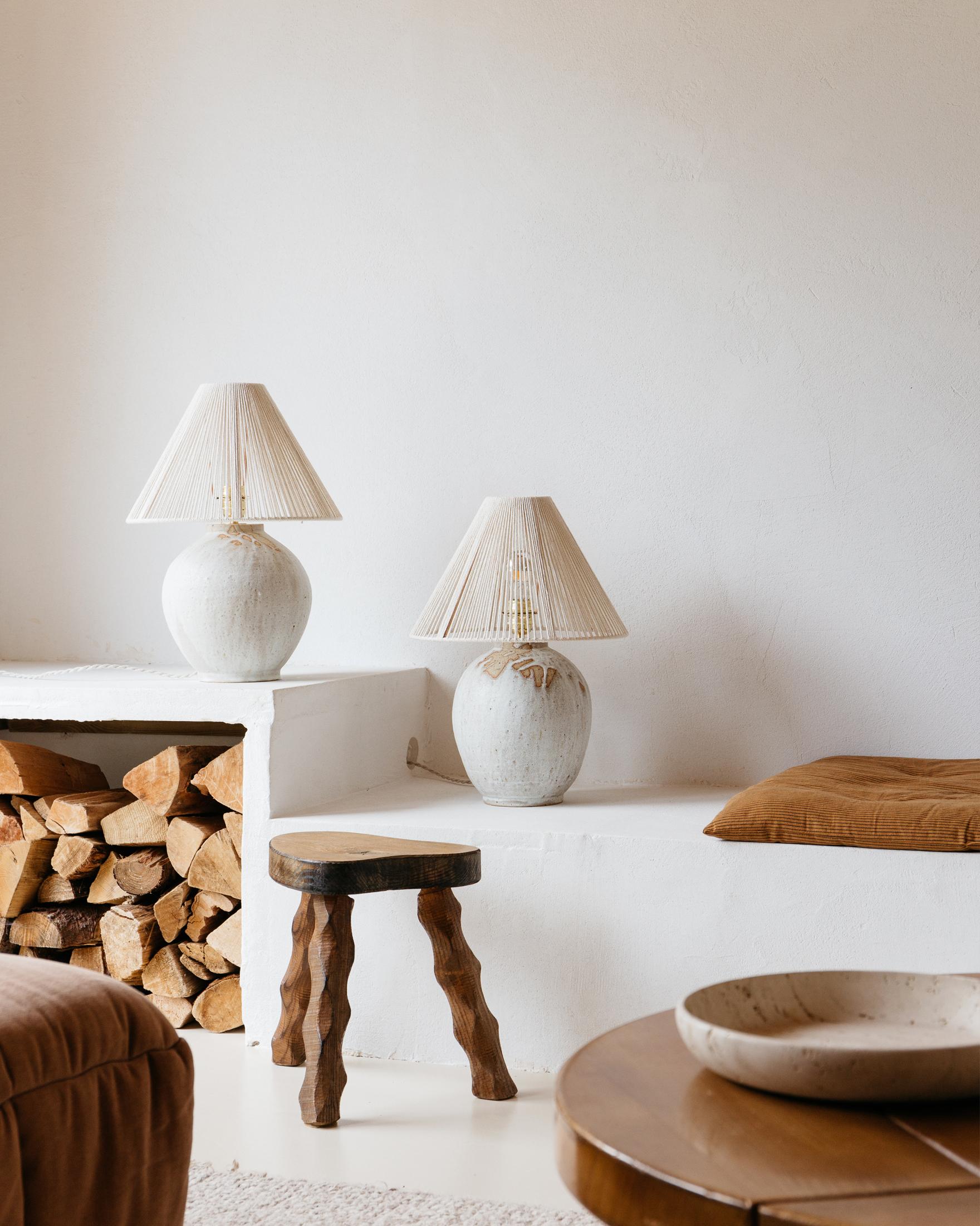 Autre Lampe de table Michelle en céramique blanc crème mat par Grès Éditions en vente