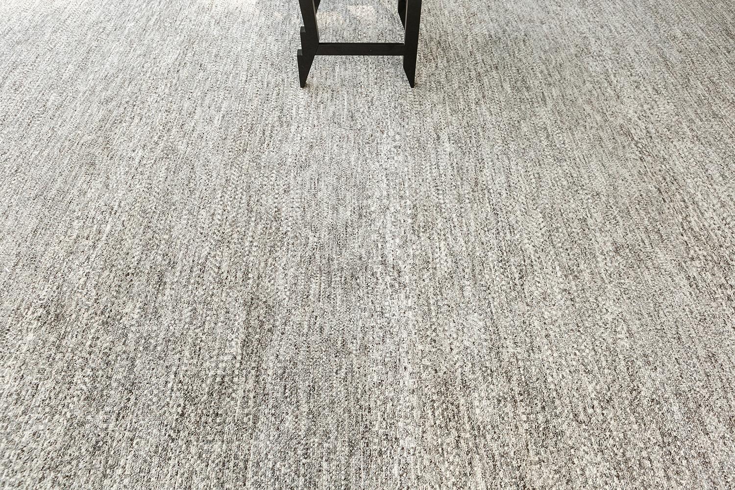 Michelle, della nostra collezione Naturale, presenta un design semplice ma elegante e minimalista. Uno splendido motivo di fumo lento è perfetto per una parete dai toni neutri e con sfumature che possono rendere il centrotavola un successo per gli