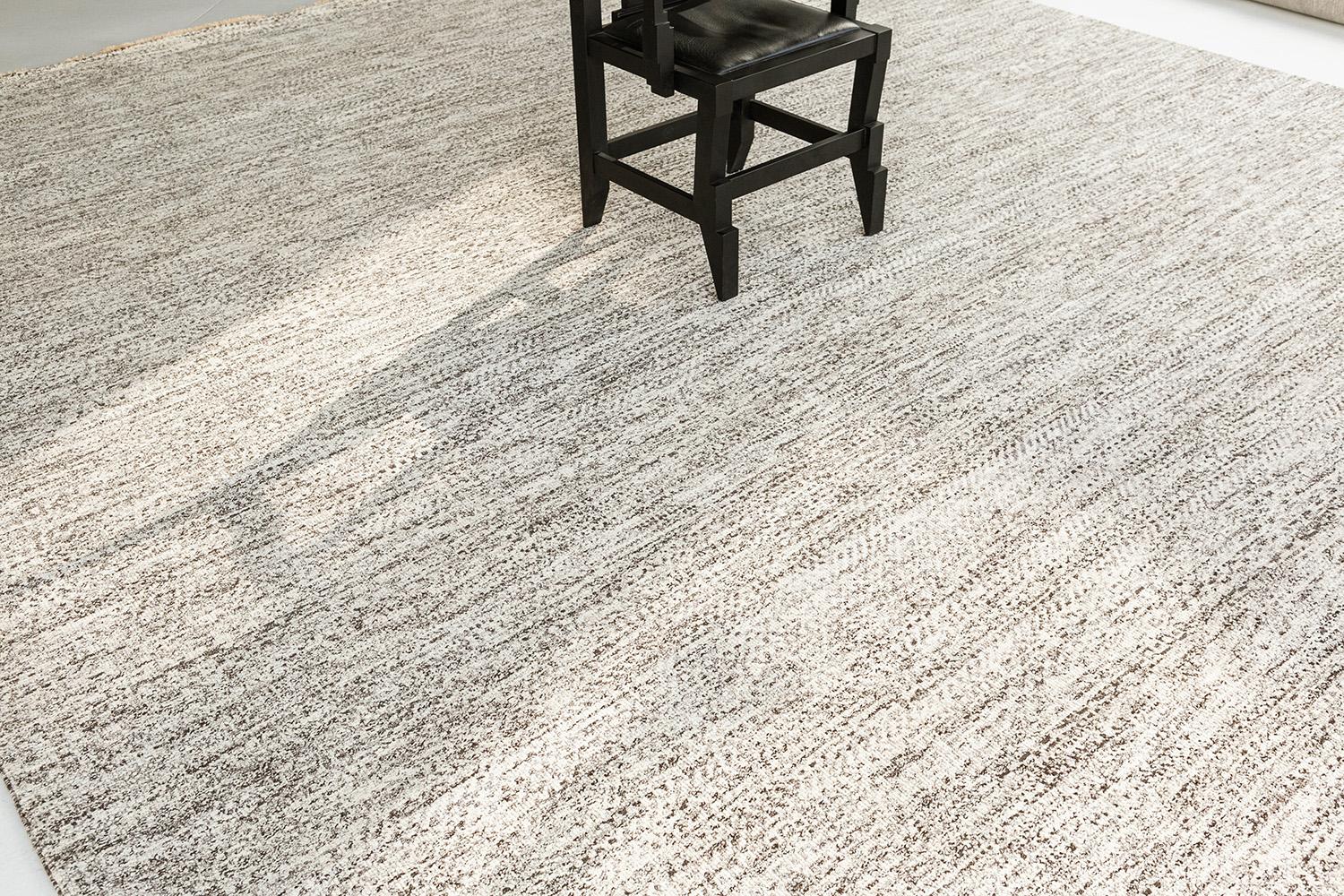 Michelle, de nuestra colección Naturale, presenta un diseño minimalista sencillo pero elegante. Un deslumbrante patrón de humo es perfecto para una pared de tonos neutros y sombras que pueden hacer que el centro de mesa sea un éxito para los ojos de