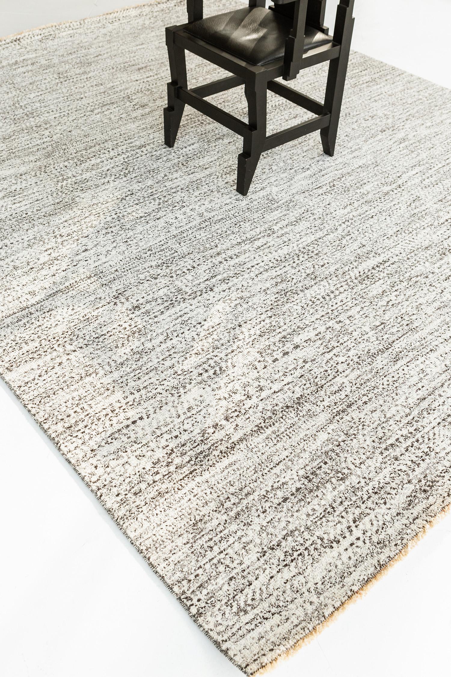 Michelle, de nuestra colección Naturale, presenta un diseño minimalista sencillo pero elegante. Un deslumbrante patrón de humo es perfecto para una pared de tonos neutros y sombras que pueden hacer que el centro de mesa sea un éxito para los ojos de