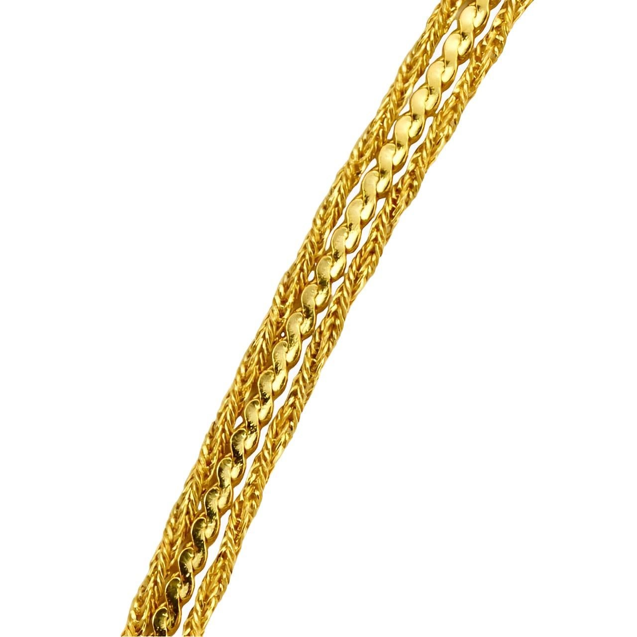 Michelle René hat ein schönes, dreisträngiges, vergoldetes Collier mit einer Schlangenkette und zwei Seilketten. Messlänge ca. 40 cm / 15,75 Zoll. Die Halskette ist in sehr gutem Zustand.

Diese schöne Vintage-Halskette stammt aus den 1980er Jahren.
