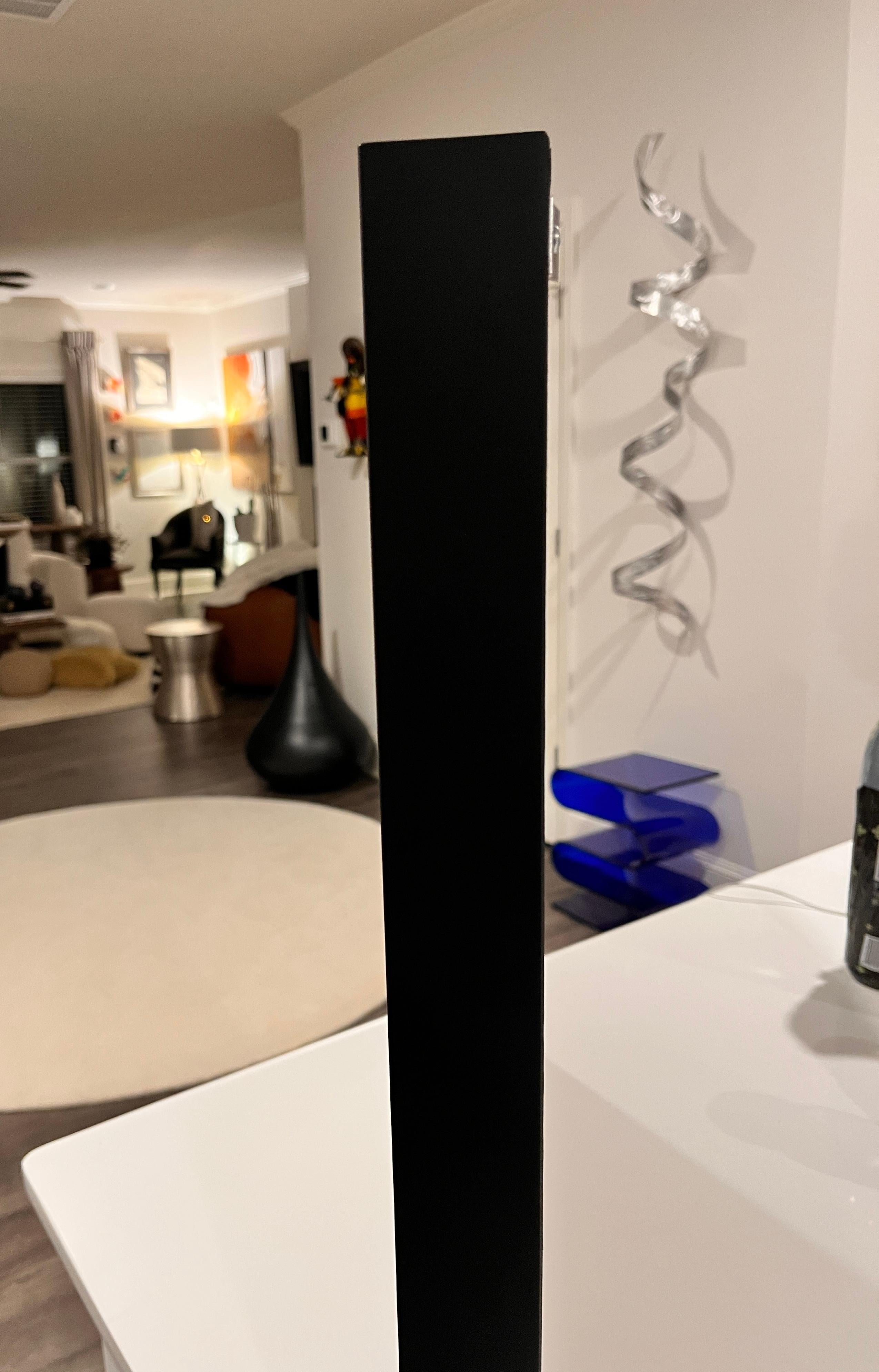 Rhythmic Chaos - Ausgefallen, Modern, Stilvoll, Roh, Rot, Lebendig, Aufstrebend, Straße im Angebot 12