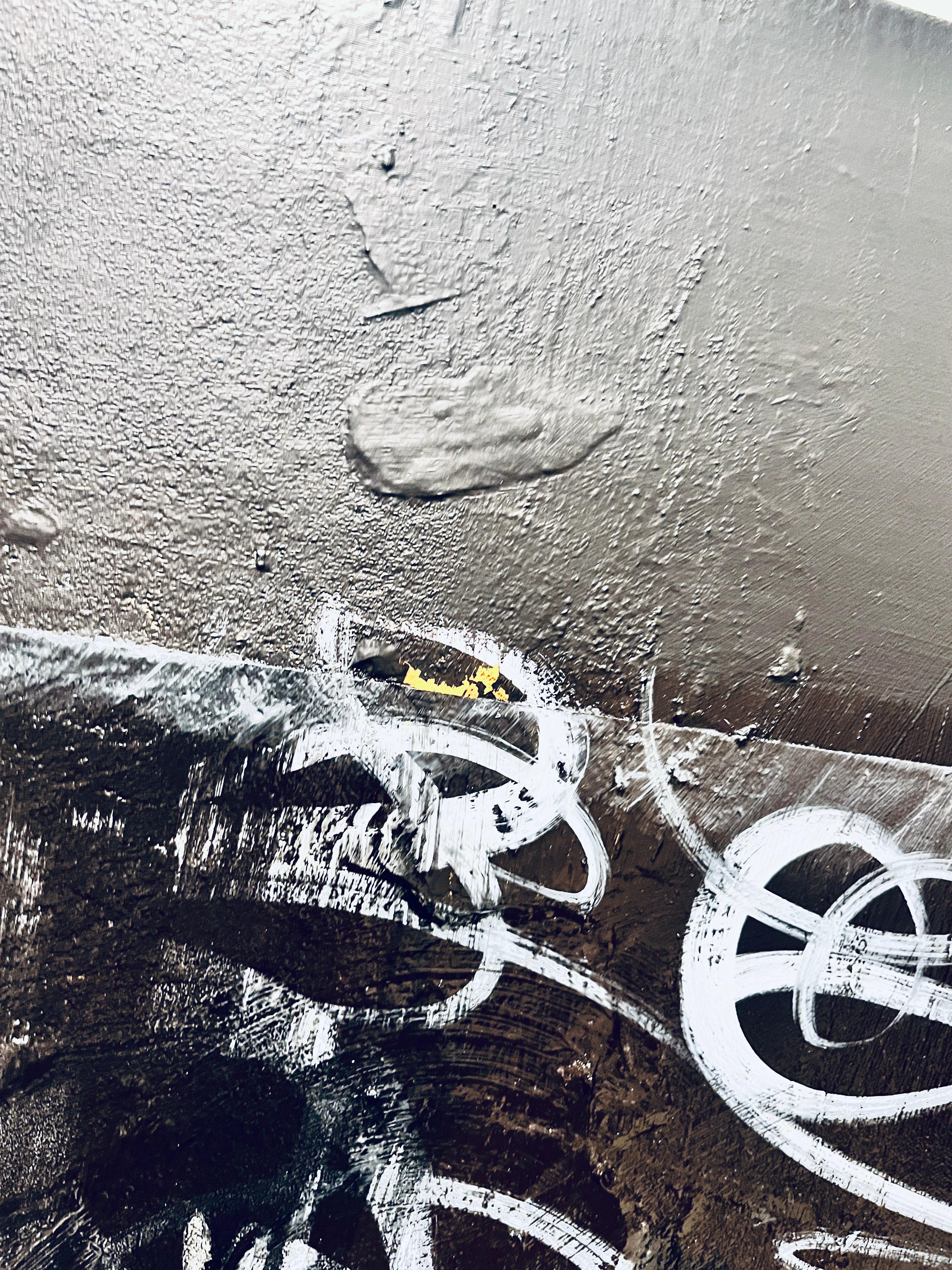 Unvollendete Gedanken - Schwarz, Strukturiert, Journal, Graffiti, Straße, Weiß, Grau im Angebot 3