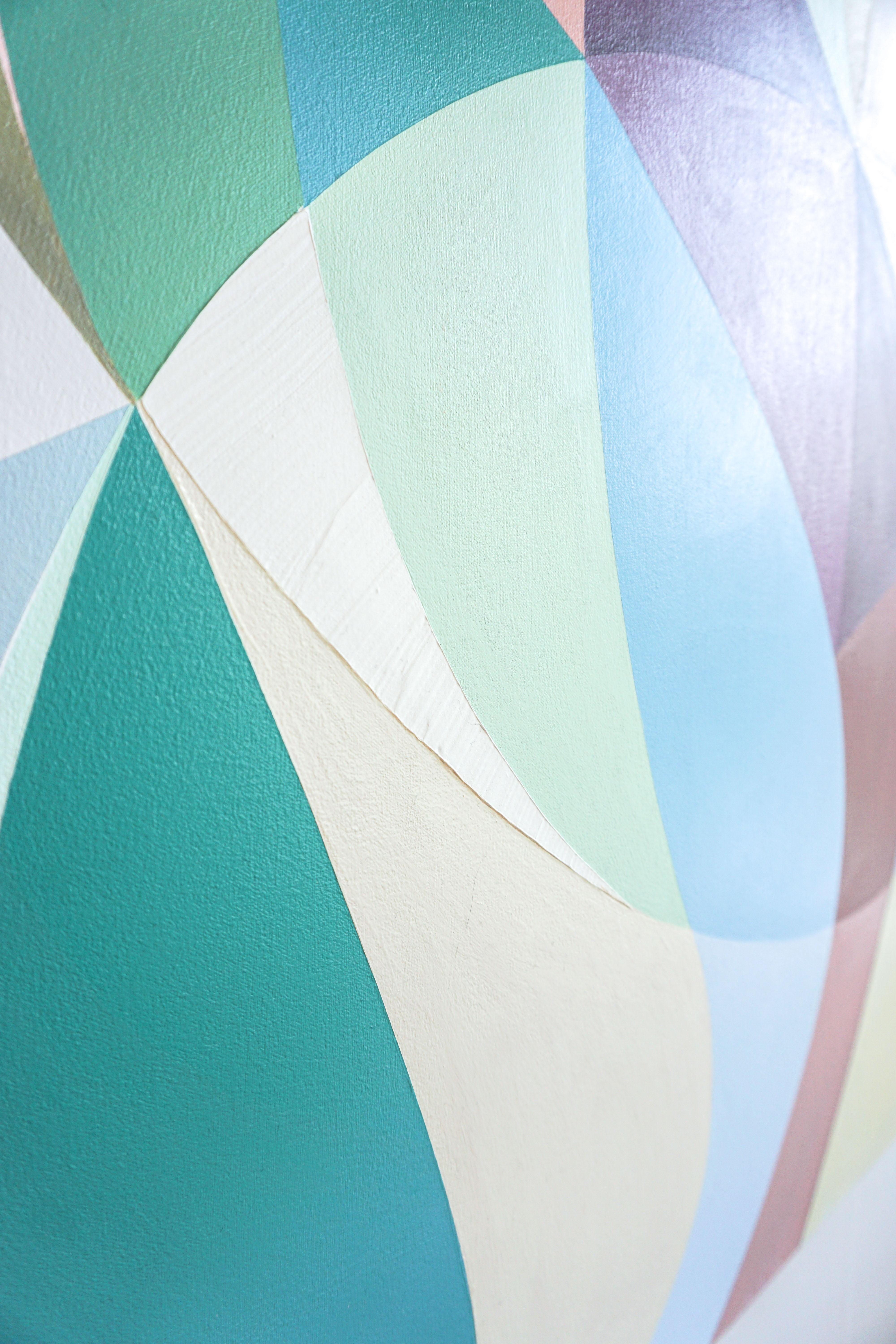 ALLUVION est une peinture acrylique sur toile néo abstraite de Michelle Weddle. Cette pièce est divisée en de nombreuses formes différentes, les lignes curvilignes entrant et sortant de la peinture. Le résultat est un équilibre de violets, de