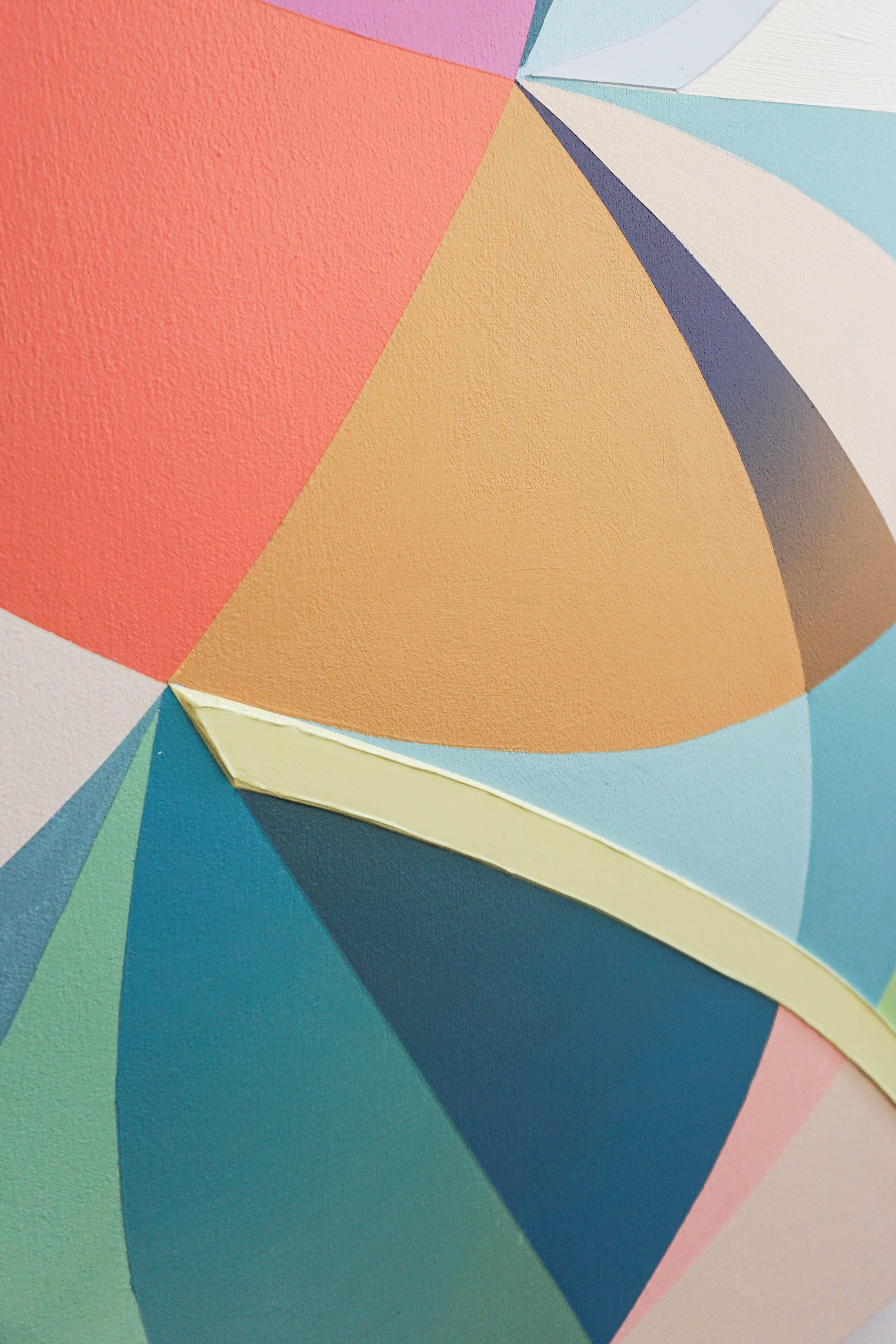 GEOTHERMAL de Michelle Weddle est une peinture acrylique sur toile constituée de formes géométriques et curvilignes de couleur unie. Les bleus et verts clairs sont rejoints par des blocs de rose corail et de violet, et des formes de tons blancs