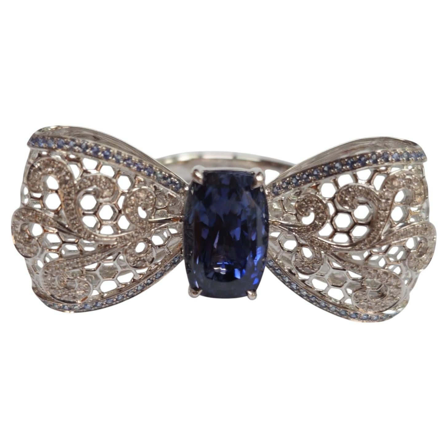 Michelle's Bow - Natural No Heat Sapphire set in Designer Ring in 18K For Sale