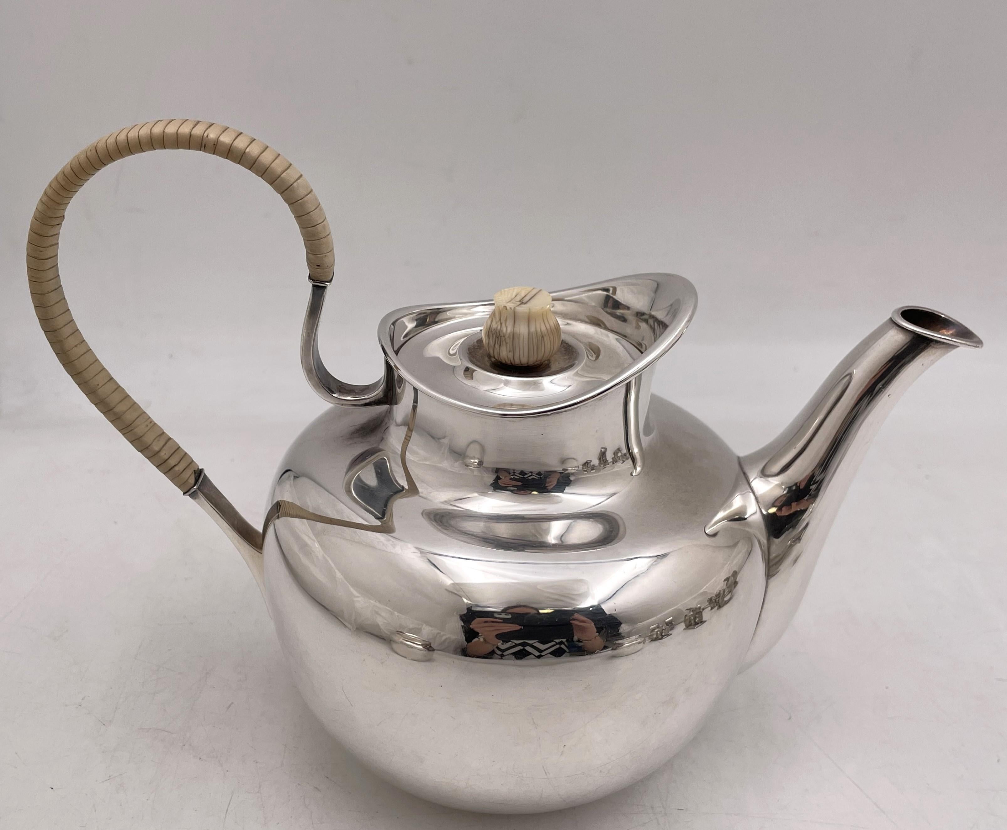nton Michelsen, set da tè e da caffè danese in argento sterling in elegante stile Art Déco, composto da 4 pezzi:

una caffettiera che misura 8 1/2'' di altezza per 9 3/4'' dal manico al beccuccio
una teiera che misura 6 1/2'' di altezza per 8 3/4''