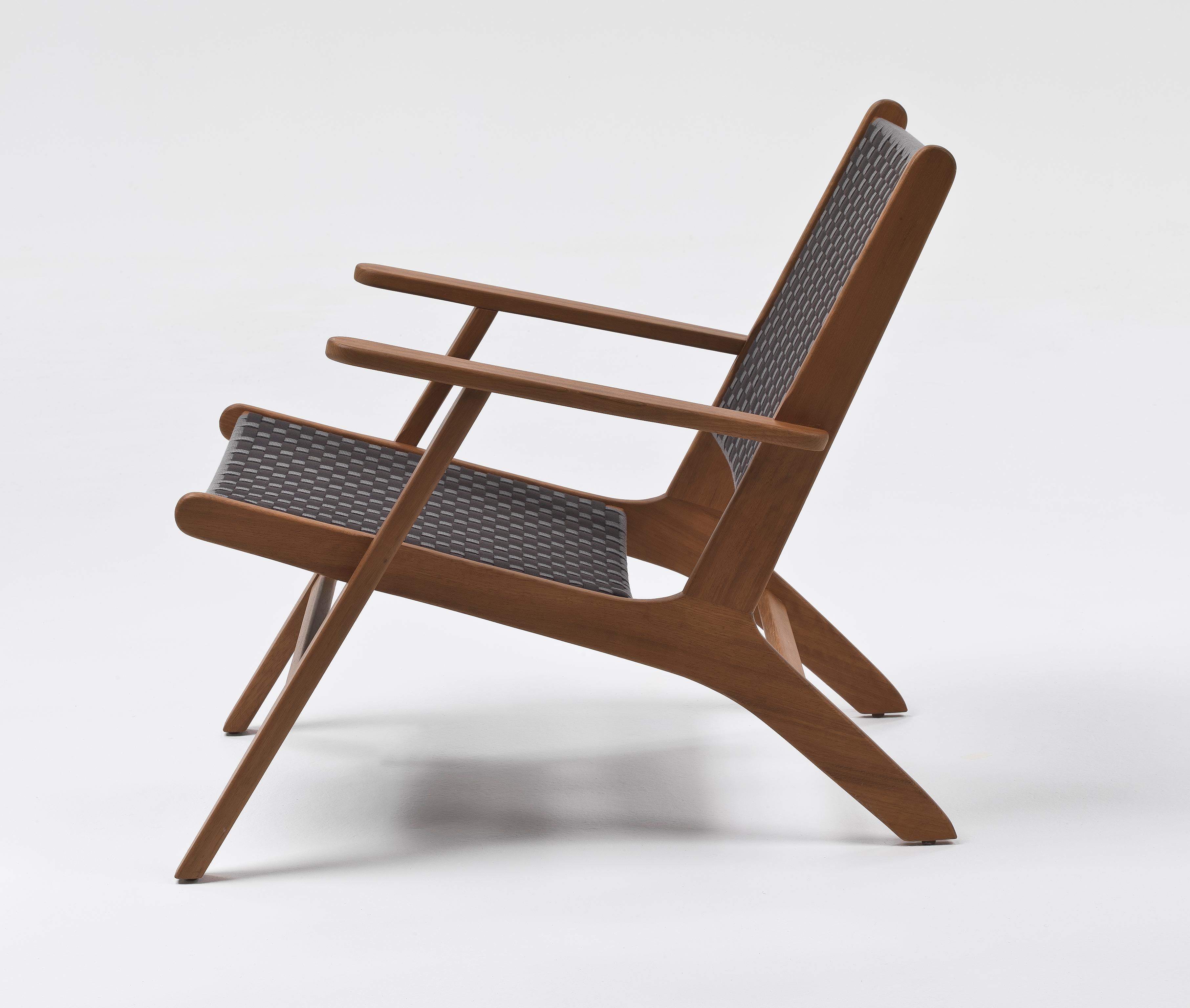 Sorgfältig von Hand aus massivem Iroko-Holz gefertigt, ist dieser Sessel ein Symbol für die Liebe zum Detail und das Engagement für Qualität.

Das ausgeprägte Webmuster verleiht ihm nicht nur einen Hauch von Eleganz, sondern sorgt auch für