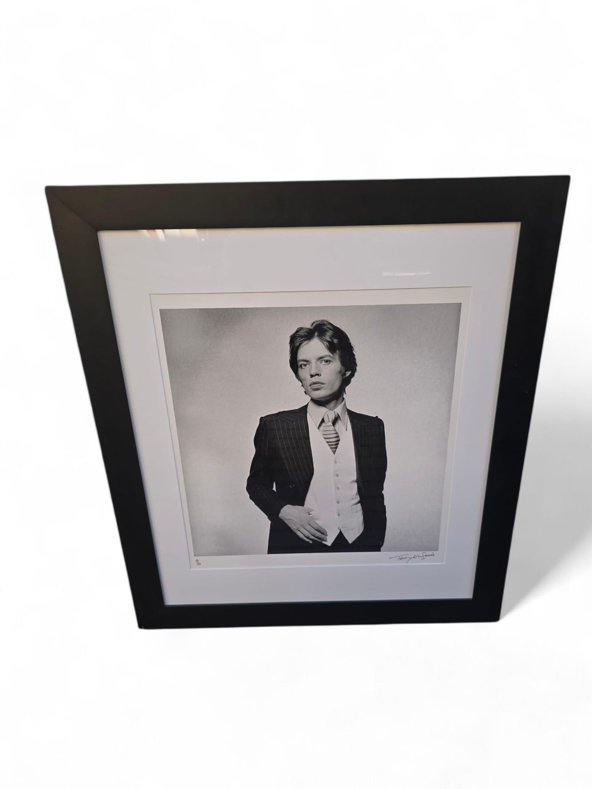 Photographie iconique de Terry O'Neill, représentant Mick Jagger, le légendaire chanteur des Rolling Stones, vêtu d'un costume à rayures, 1976.
Imprimé sur papier d'art, signé et numéroté 12/50 par l'artiste.

Cette image illustre la capacité