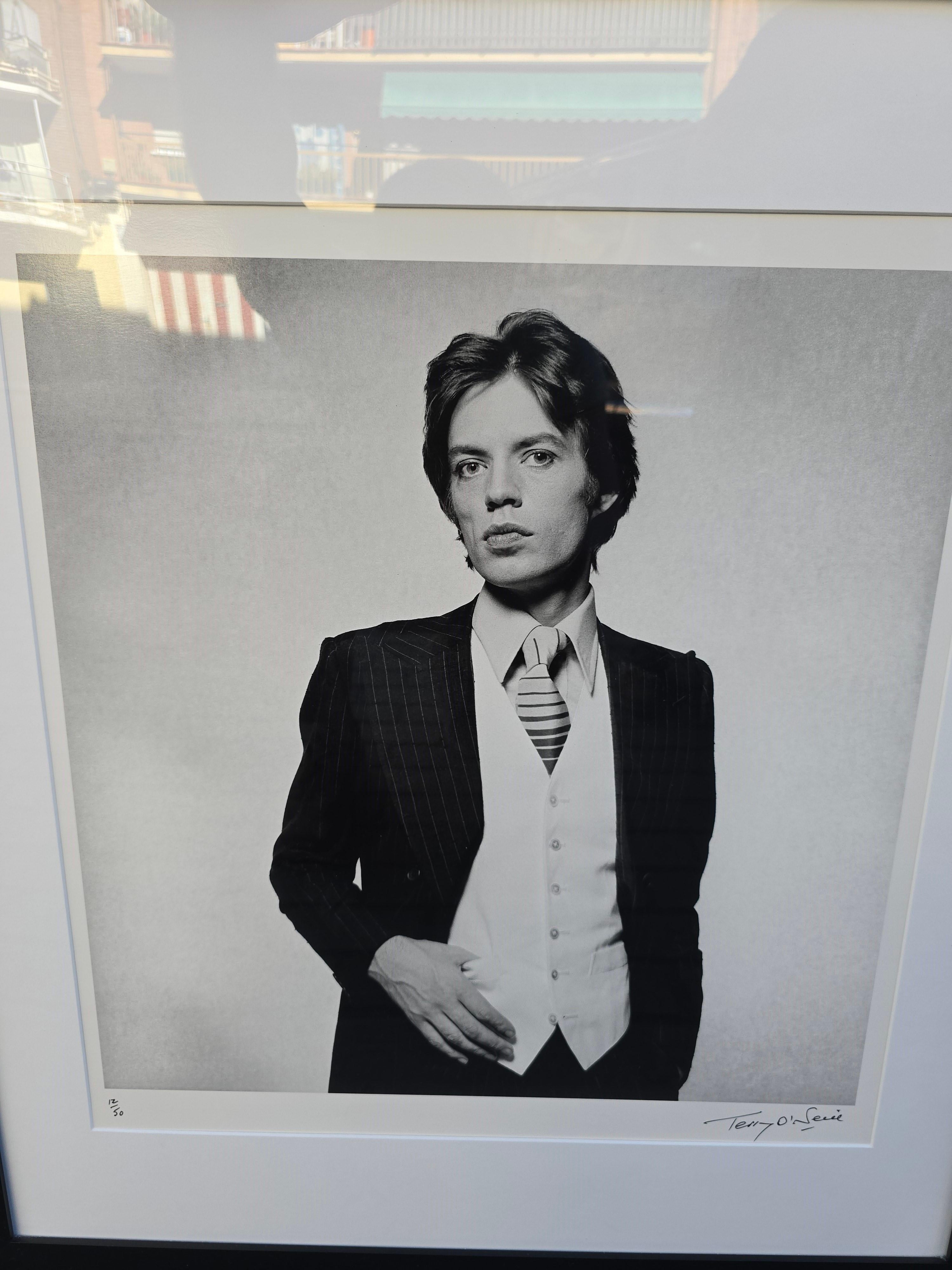 Papier Mick Jagger, 1976 - Photographie de Terry O'Neill en vente