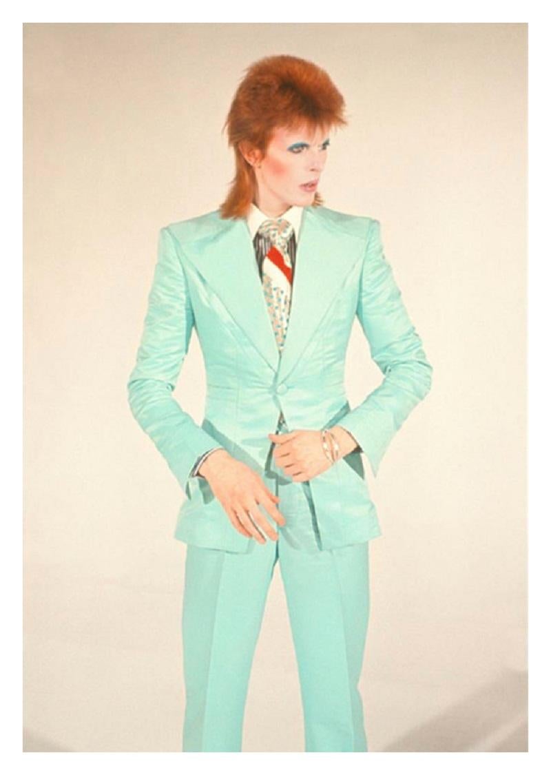 Bowie im Anzug - Limitierte Auflage Mick Rock Estate Print 

David Bowie in einem mintgrünen Anzug, 1973 (Foto Mick Rock).

Alle Drucke sind vom Nachlass nummeriert.
Die Auflagenhöhe variiert je nach Druckgröße.

Ungerahmter