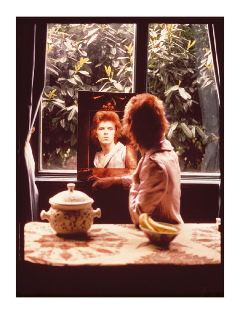 Bowie In The Mirror – Mick Rock Nachlassdruck in limitierter Auflage 

David Bowie blickt im März 1972 in Haddon Hall, Beckenham, während eines Interviews für die Zeitschrift Club International in einen Spiegel (Foto Mick Rock).

Alle Drucke sind