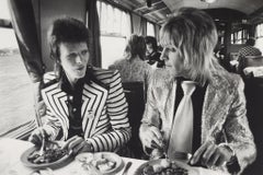 « David Bowie and Mick Ronson, in the Train 1973 » 30 x 40 in 29/50 de Mick Rock