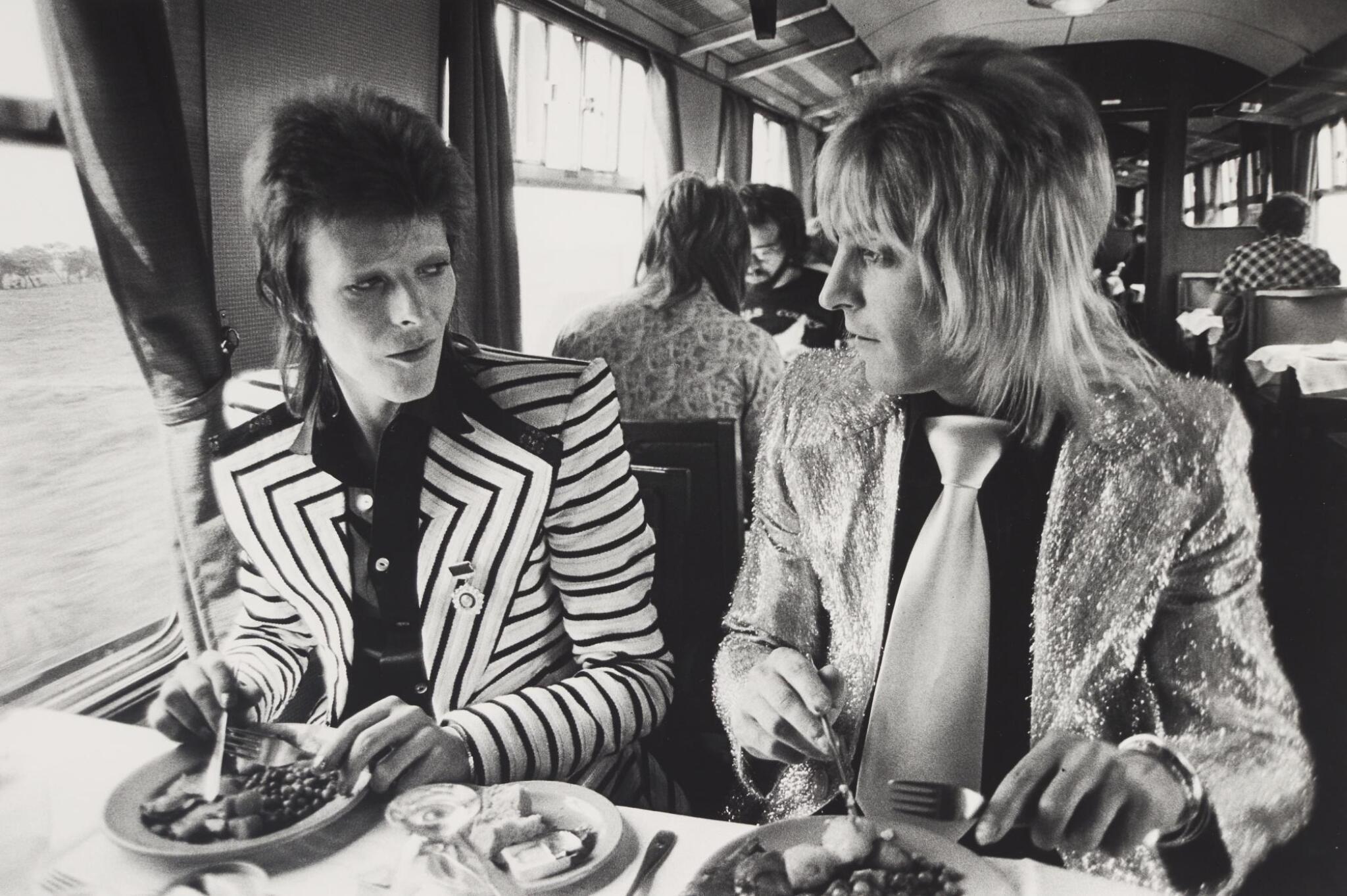 "David Bowie e Mick Ronson, in treno 1973" 30 x 40 in 16/25 di Mick Rock