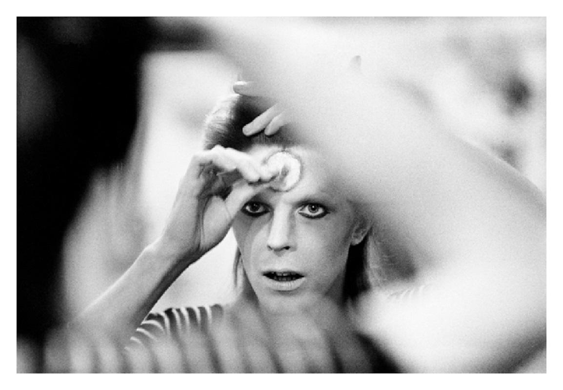 David Bowie Backstage - Mick Rock Nachlassdruck in limitierter Auflage 

David Bowie beim Schminken, hinter der Bühne, 1973 (Foto Mick Rock).

Alle Drucke sind vom Nachlass nummeriert.
Die Auflagenhöhe variiert je nach Druckgröße.

Ungerahmter
