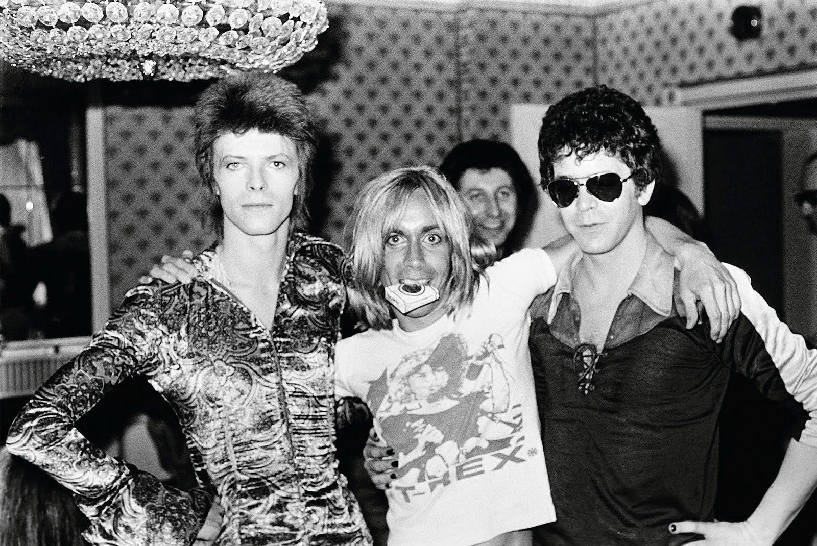 David Bowie, Iggy Pop & Lou Reed, Londoner Dorchester Hotel, 1972 von Mick Rock

Auflage: 29/50
Signiert und nummeriert von Mick Rock. 
Medium: Silbergelatine Fotodruck auf Papier in limitierter Auflage
Größe gerahmt: 27" x 33" Zoll 

"Es war eine