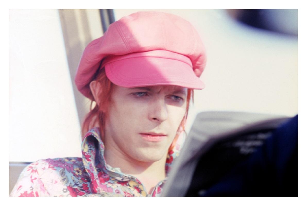 David Bowie - Limited Edition Mick Rock Estate Print 

David Bowie in pink hat, 1972 (photo Mick Rock).

All prints are numbered by the Estate.
Edition size varies according to print size.

Unframed Archival Pigment Print
Print Size: 16 x 20" / 40 x