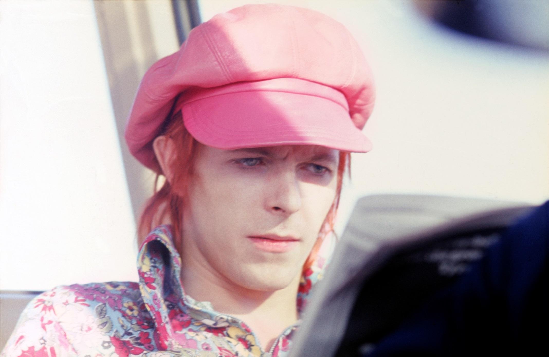 David Bowie - signed limited edition print 

David Bowie in pink hat, 1972. (photo Mick Rock)

paper size : 24x20 inches / 51 x 61 cm

Stamped and numbered by the Estate.

Archival pigment print.

edition of 50 only this size 

printed 2022 

OTHER