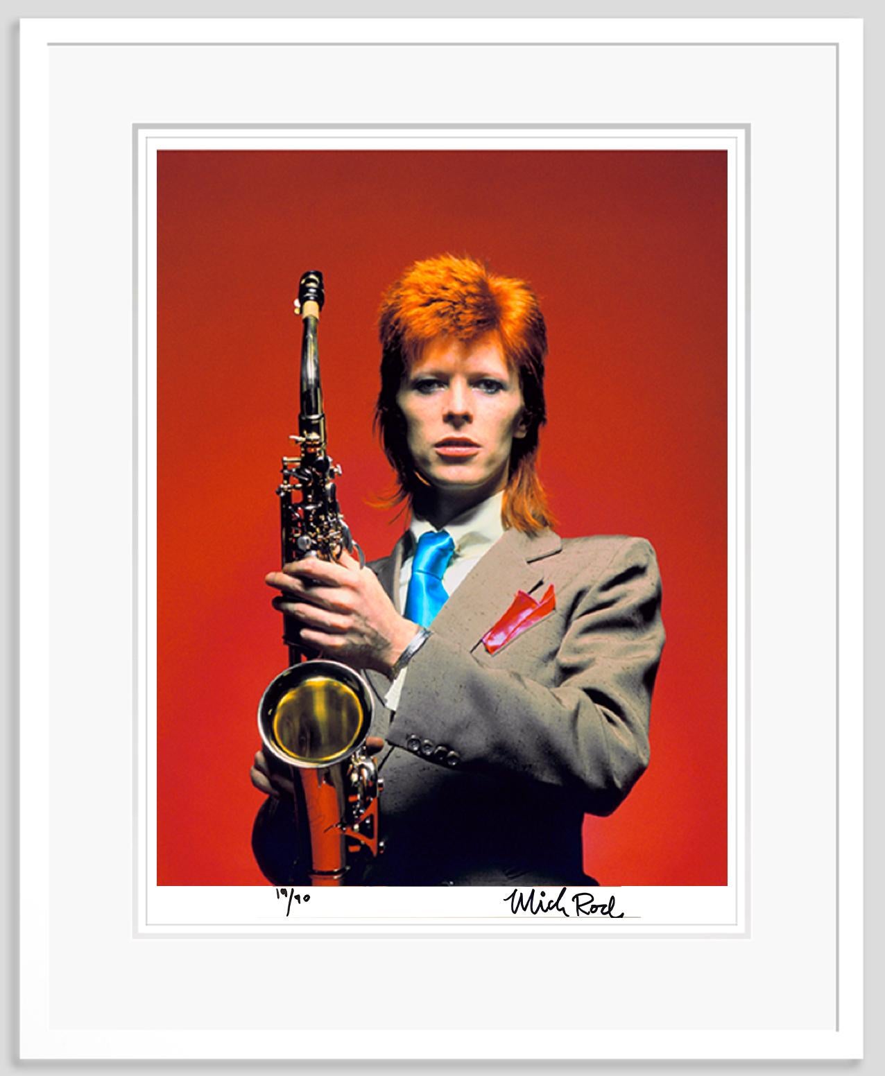 Color Photograph Mick Rock - David Bowie with Saxophone (encadré) Édition limitée signée à la main