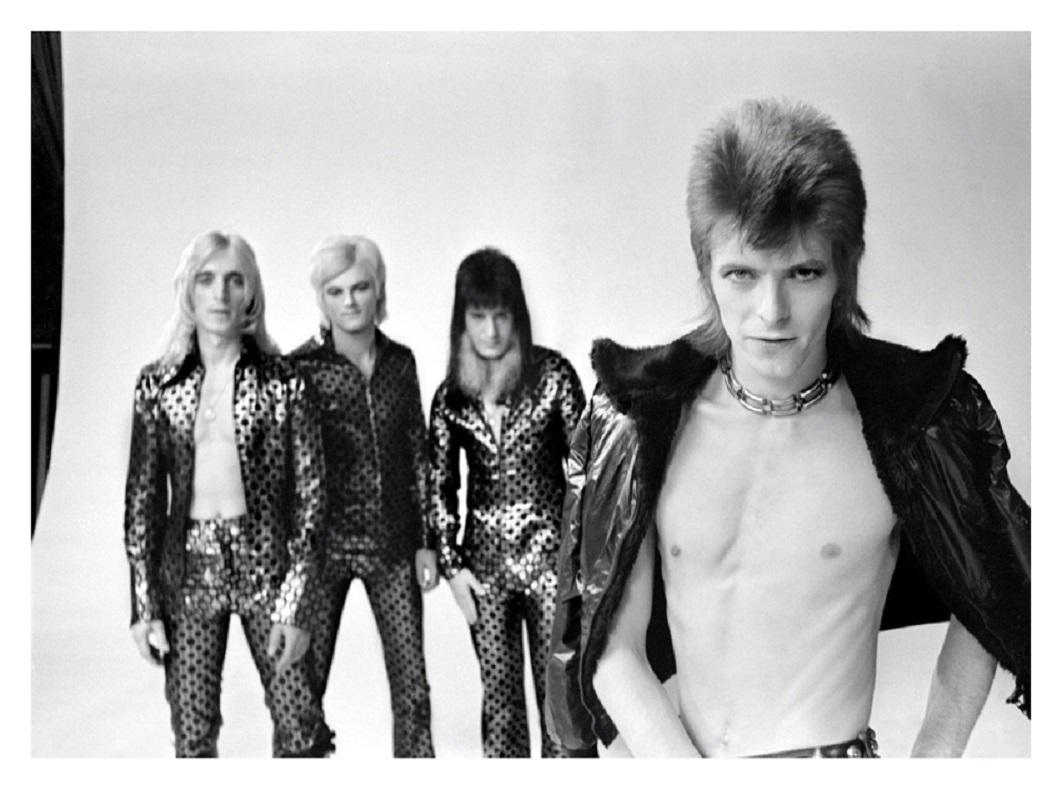 David Bowie con las arañas - Edición limitada de Mick Rock Estate Print 

David Bowie con los Spiders, 1973 (foto Mick Rock).

Todas las copias están numeradas por el Patrimonio.
El tamaño de la edición varía según el tamaño de la