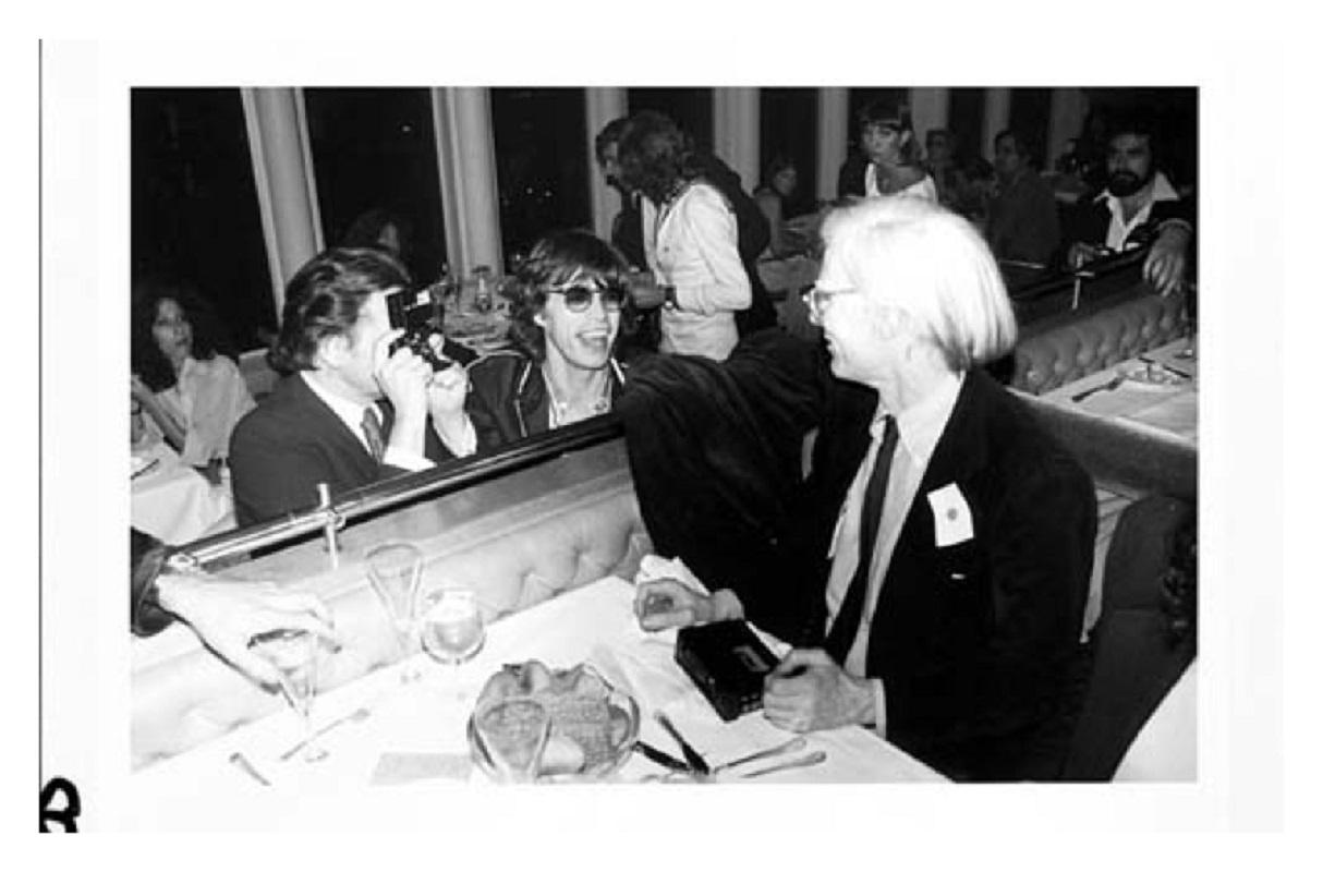 Jagger und Warhol - Limitierte Auflage Mick Rock Estate Print 

Mick Jagger und Andy Warhol werden in einem Restaurant fotografiert. (Foto Mick Rock).

Alle Drucke sind vom Nachlass nummeriert.
Die Auflagenhöhe variiert je nach