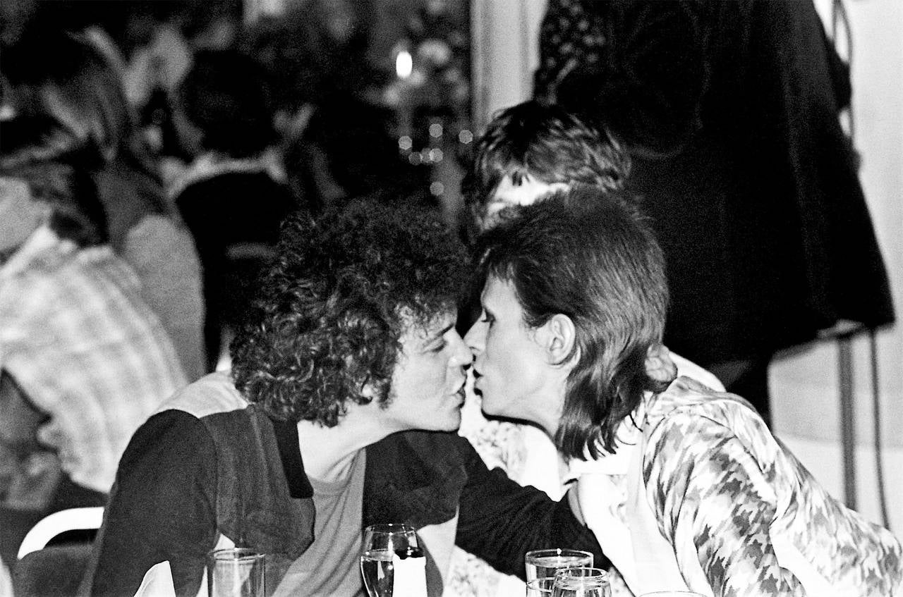 Mick Rock Black and White Photograph – Lou Reed und David Bowie Kiss, Schwarz-Weiß-Fotografie, Kunstdruck