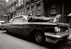 "Syd Barrett tumbado en su coche" Fotografía 20" x 24" pulgadas 29/50 por Mick Rock