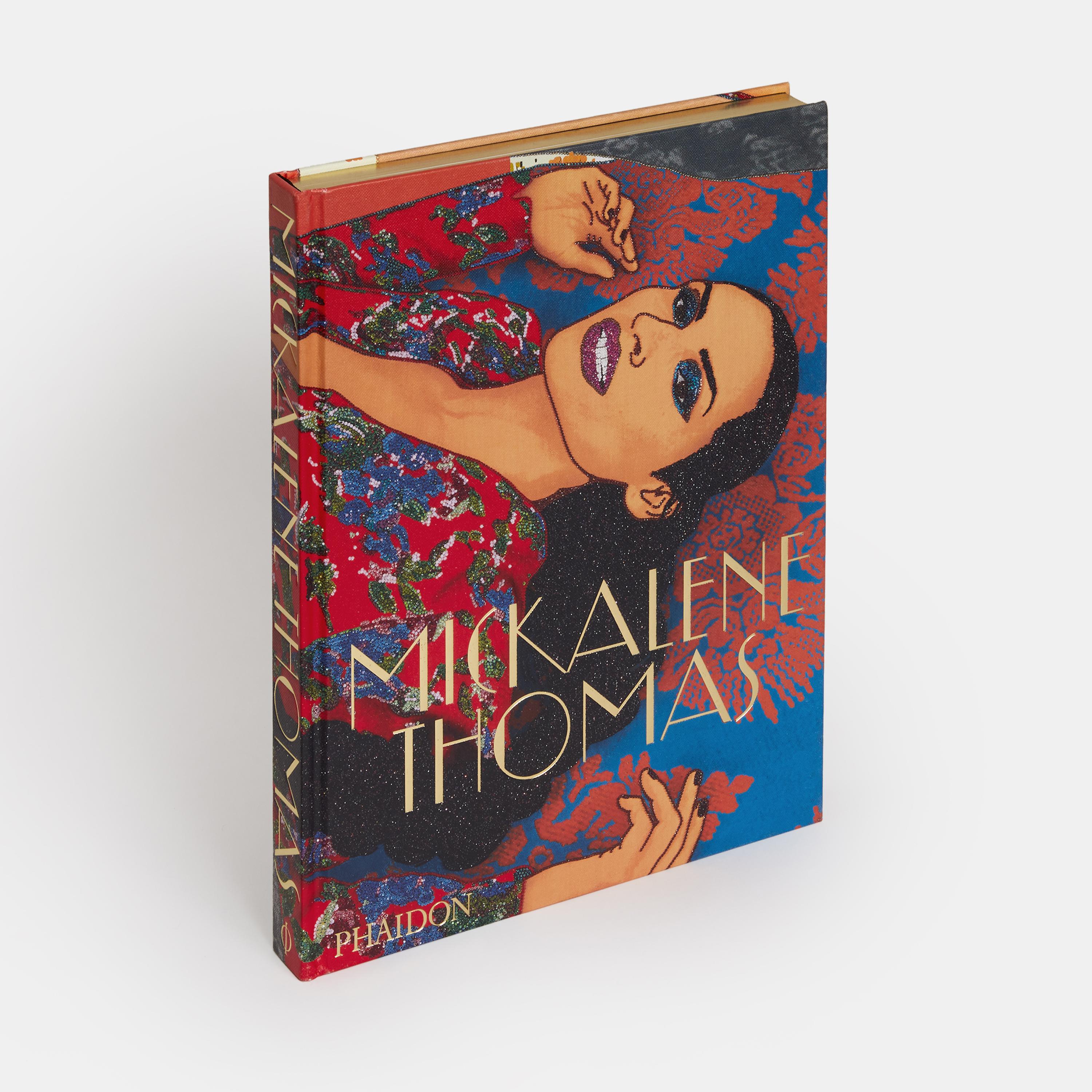 Durante las dos últimas décadas, la extensa obra de Mickalene Thomas, aclamada por la crítica, ha abarcado la pintura, el collage, la fotografía, el vídeo y las instalaciones inmersivas que se han convertido en su firma. Con influencias que van