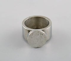 Micke Berggren, Suède, bague de designer moderniste en étain martelé, fin du 20e siècle