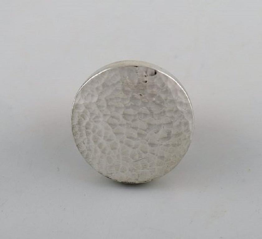 Micke Berggren, Sweden. Modernist designer ring in hammered pewter. Late 20th century.
Diameter: 16 mm.
US size: 5.5.
In very good condition.
Stamped.
