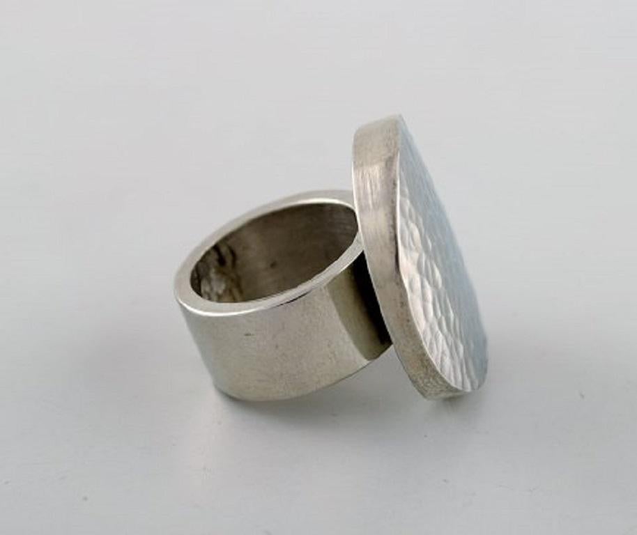 Micke Berggren, Sweden, Modernist Designer Ring in Hammered Pewter, Late 20th C In Good Condition For Sale In bronshoj, DK