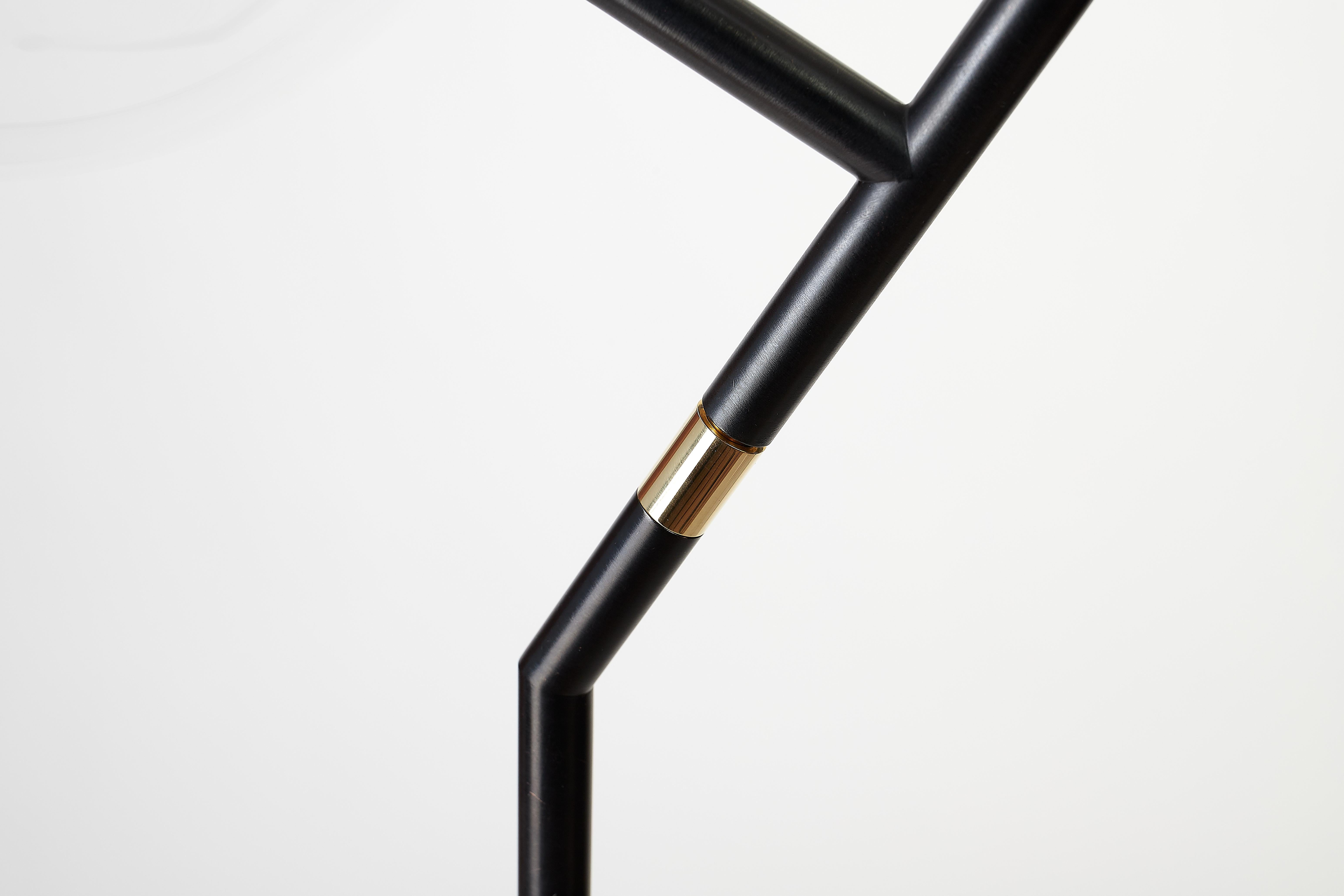 Mickey Black Minimal Sculptural Stehleuchte Dimmbar Touch Sensor Messing:: Glas (Handgefertigt) im Angebot