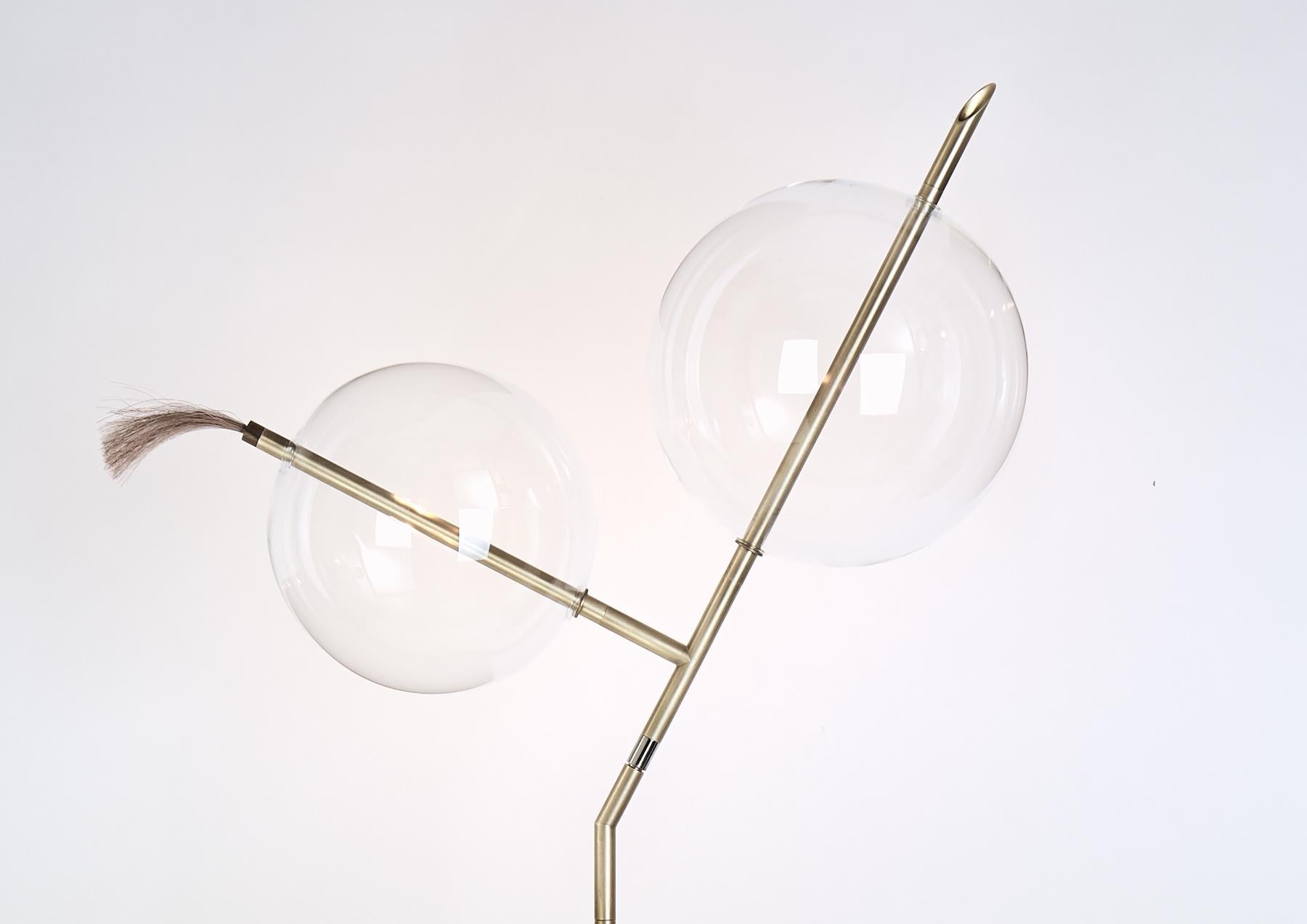 Mickey Minimalistische skulpturale Stehlampe, Dimmbarer Touch-Sensor, gebürstetes Messing, Glas (Italienisch) im Angebot