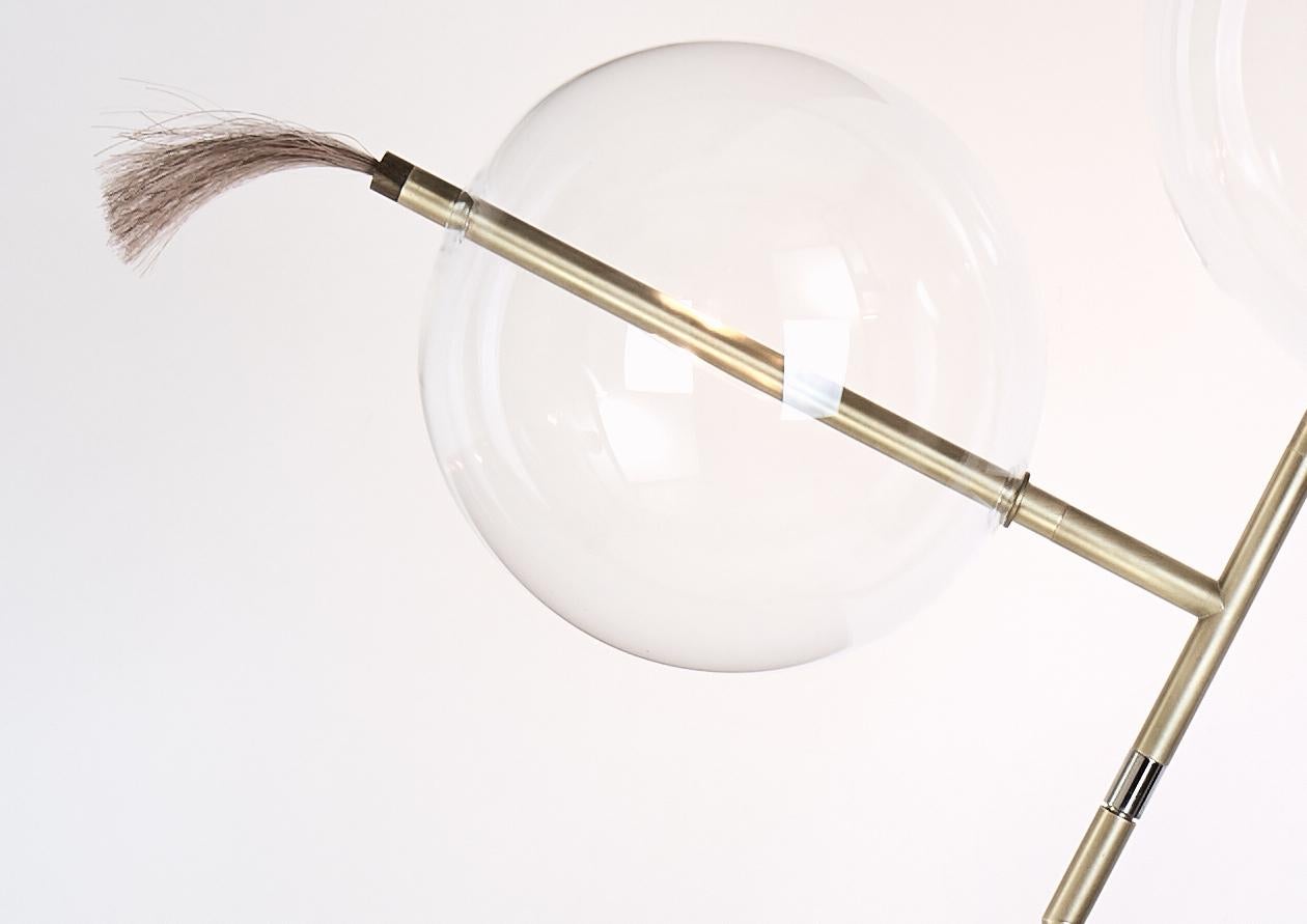 Mickey Minimalistische skulpturale Stehlampe, Dimmbarer Touch-Sensor, gebürstetes Messing, Glas (Gebürstet) im Angebot