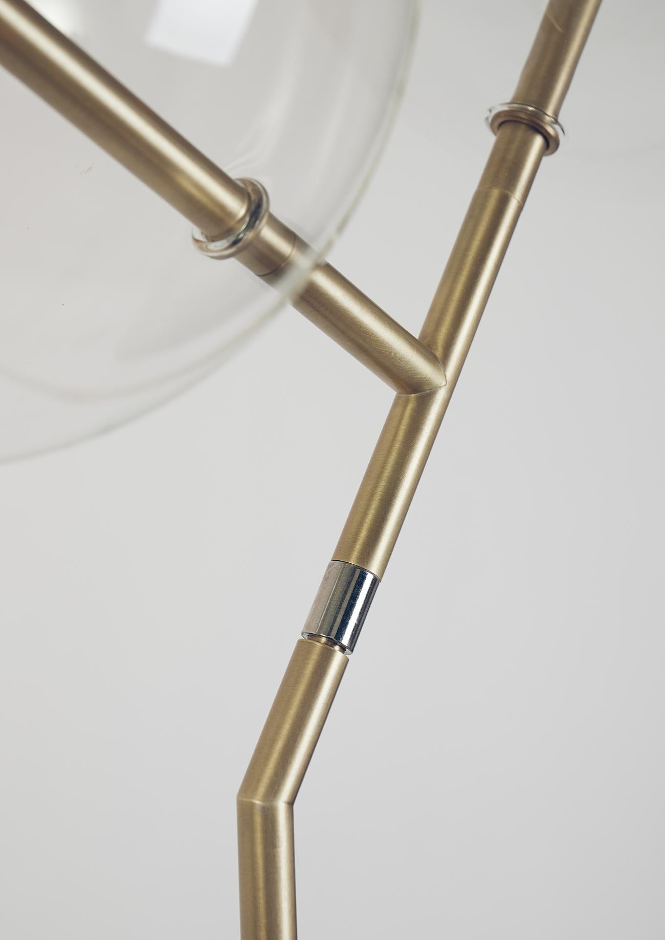 Mickey Minimalistische skulpturale Stehlampe, Dimmbarer Touch-Sensor, gebürstetes Messing, Glas (21. Jahrhundert und zeitgenössisch) im Angebot