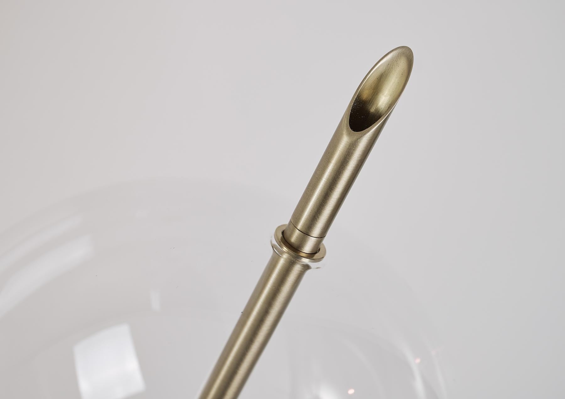 Mickey Minimalistische skulpturale Stehlampe, Dimmbarer Touch-Sensor, gebürstetes Messing, Glas im Angebot 1