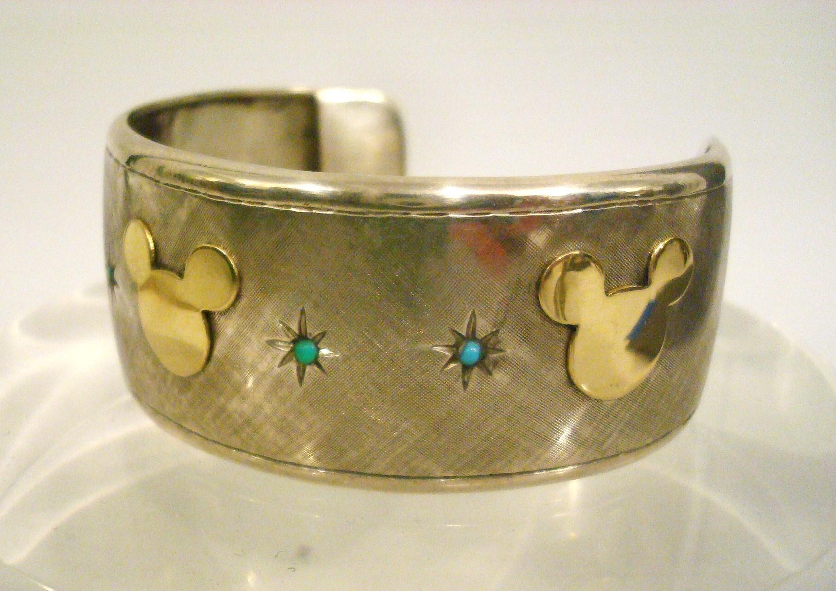 italien Bracelet manchette ouvert Mickey Mouse Buccellati en argent sterling et or jaune en vente