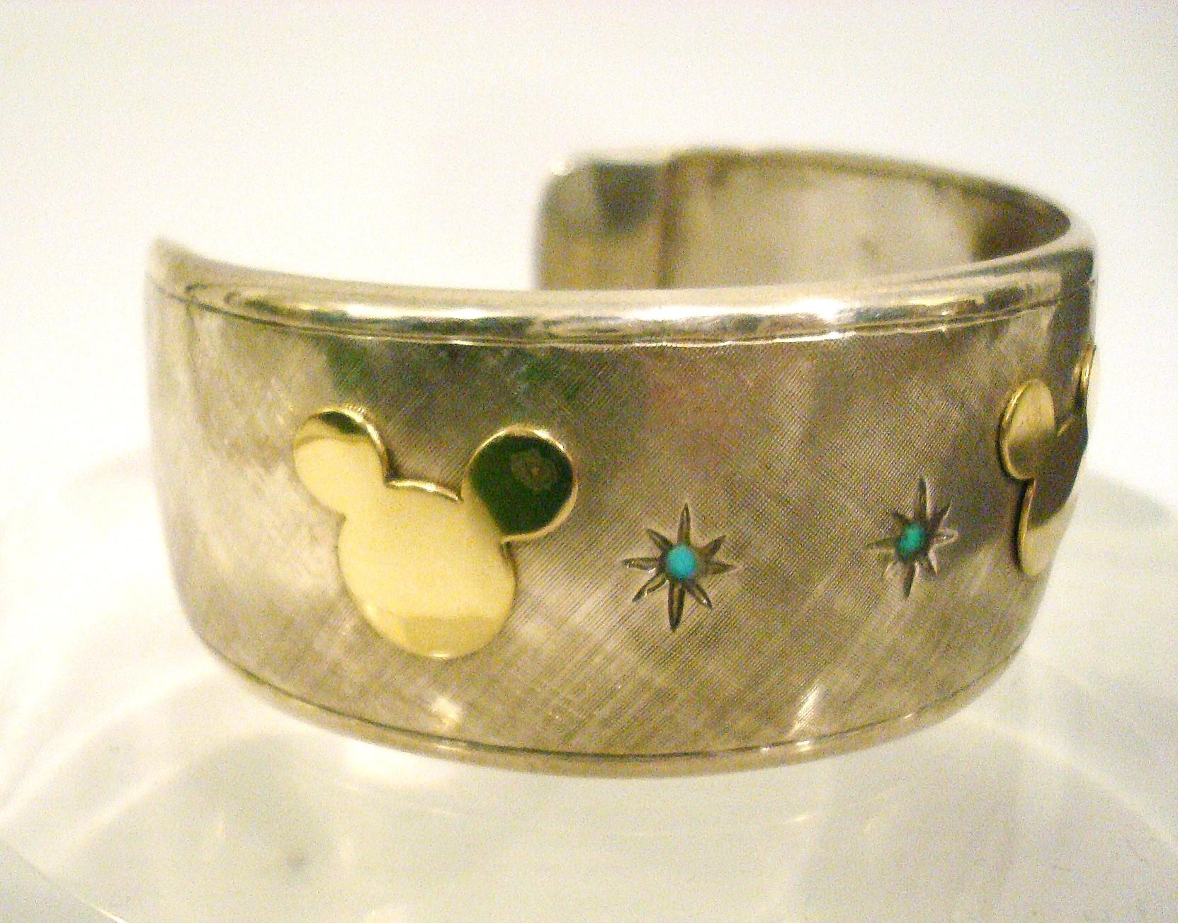 Fait main Bracelet manchette ouvert Mickey Mouse Buccellati en argent sterling et or jaune en vente