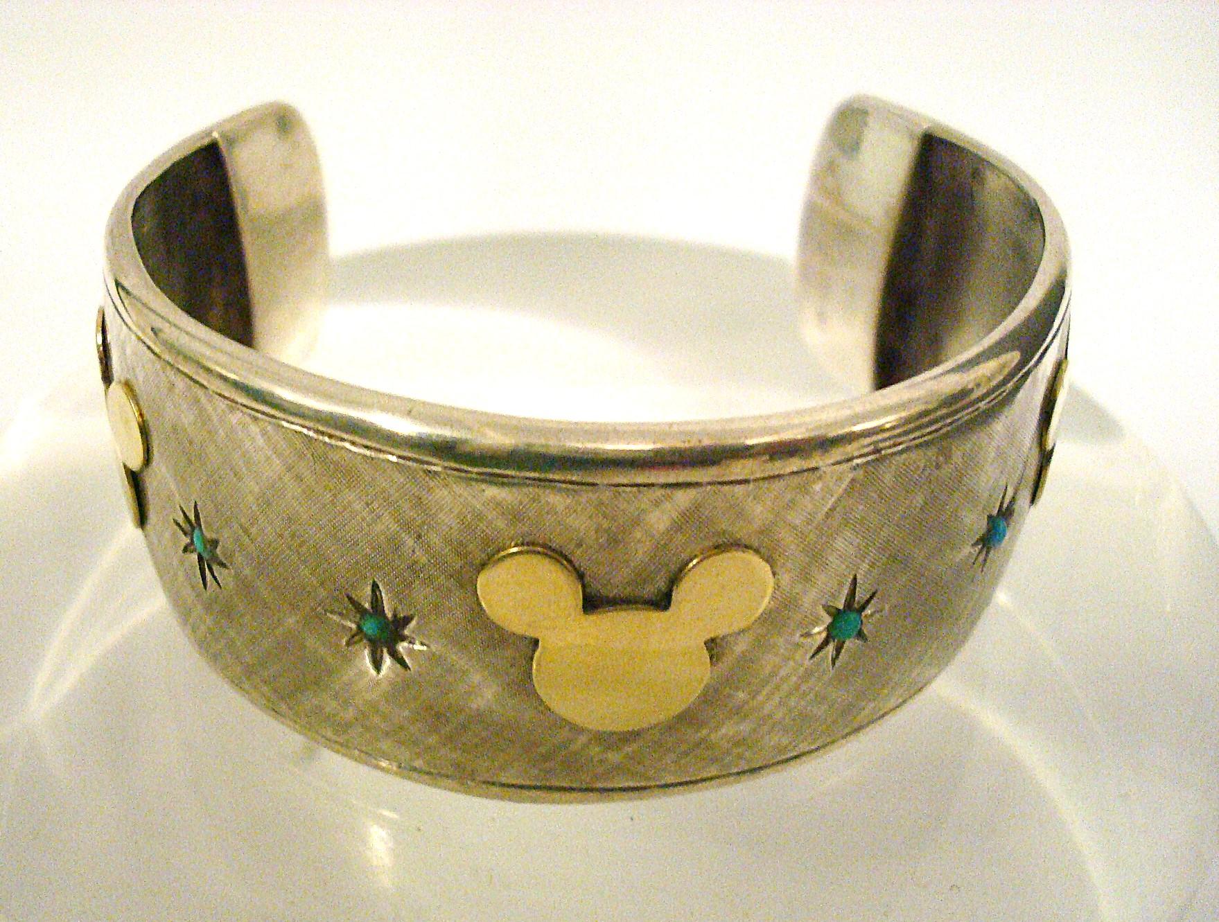 Bracelet manchette ouvert Mickey Mouse Buccellati en argent sterling et or jaune Bon état - En vente à Buenos Aires, Olivos