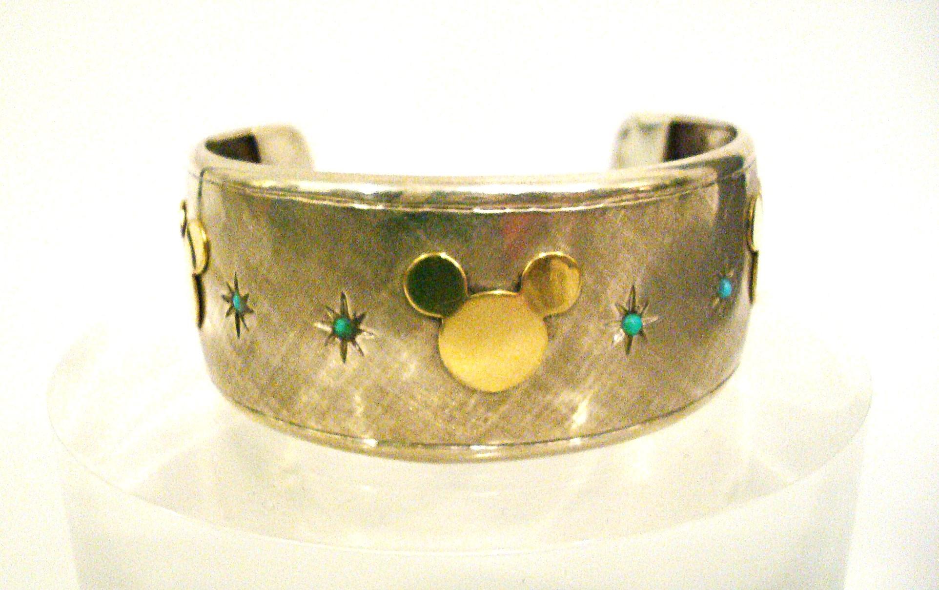 Bracelet manchette ouvert Mickey Mouse Buccellati en argent sterling et or jaune en vente 1