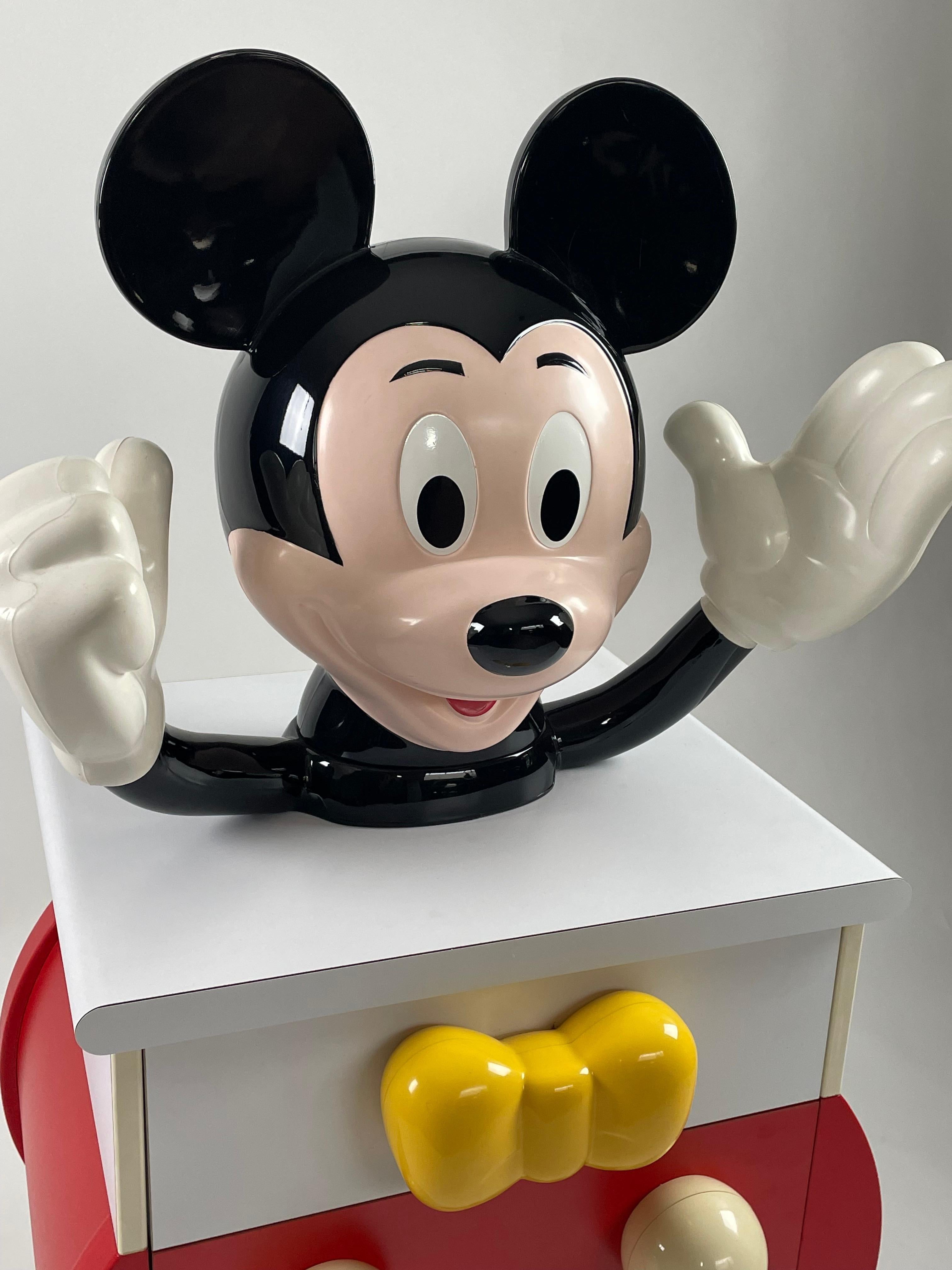 A very fun Mickey Mouse Chest. In a very good condition.