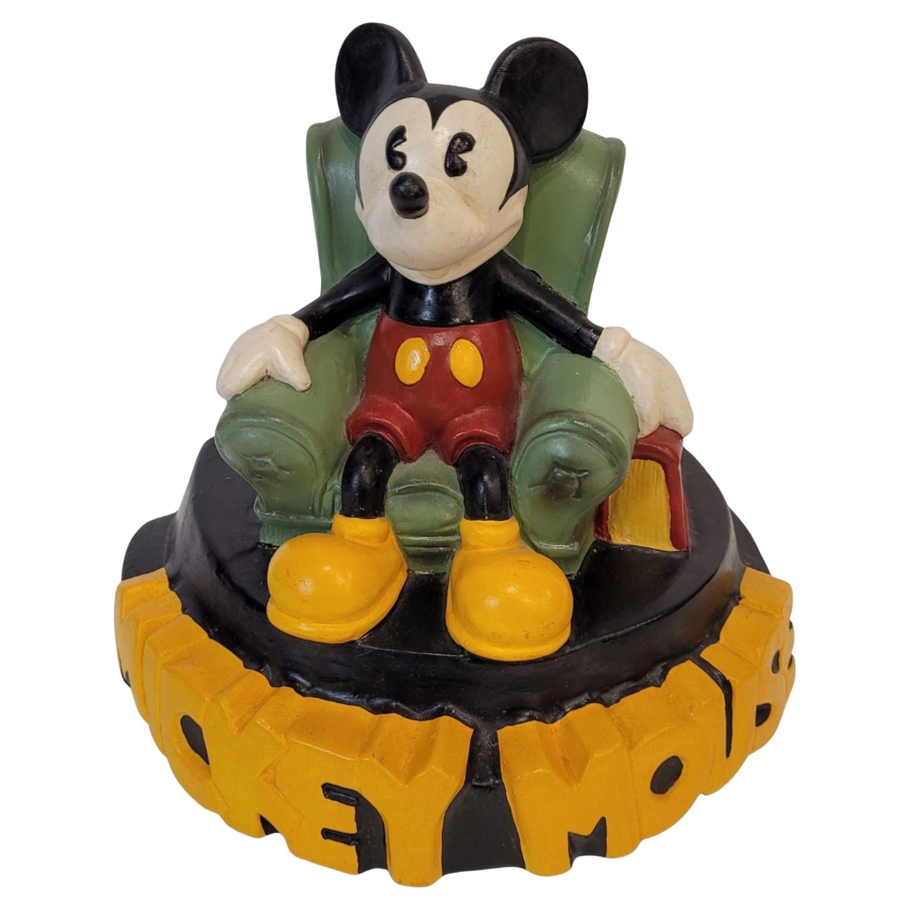 "Topolino sulla sua sedia da lettura  Demoni e Meraviglie in ceramica vintage in vendita