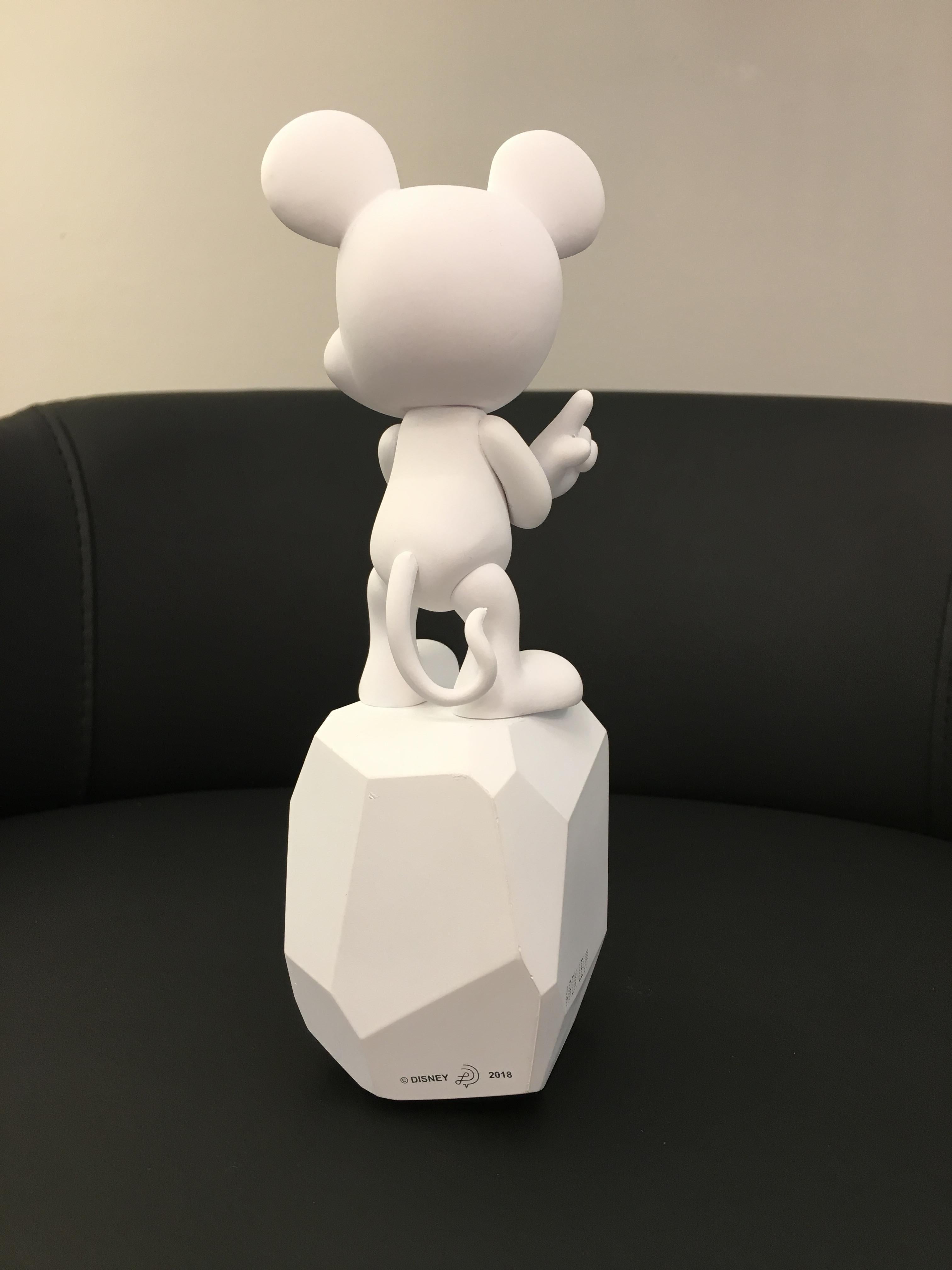 Auf Lager in Los Angeles, 7 Zoll Weiße Mickey Mouse Rock Pop-Figur (Französisch) im Angebot