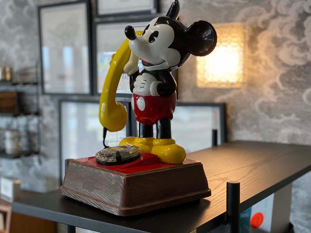Cult Mickey Mouse corded telephone with retro dial from the 1980s. Original Walt Disney and still fully functional. A small break is present on the back of one ear (see photo), but that does not detract from the endless fun that this very special