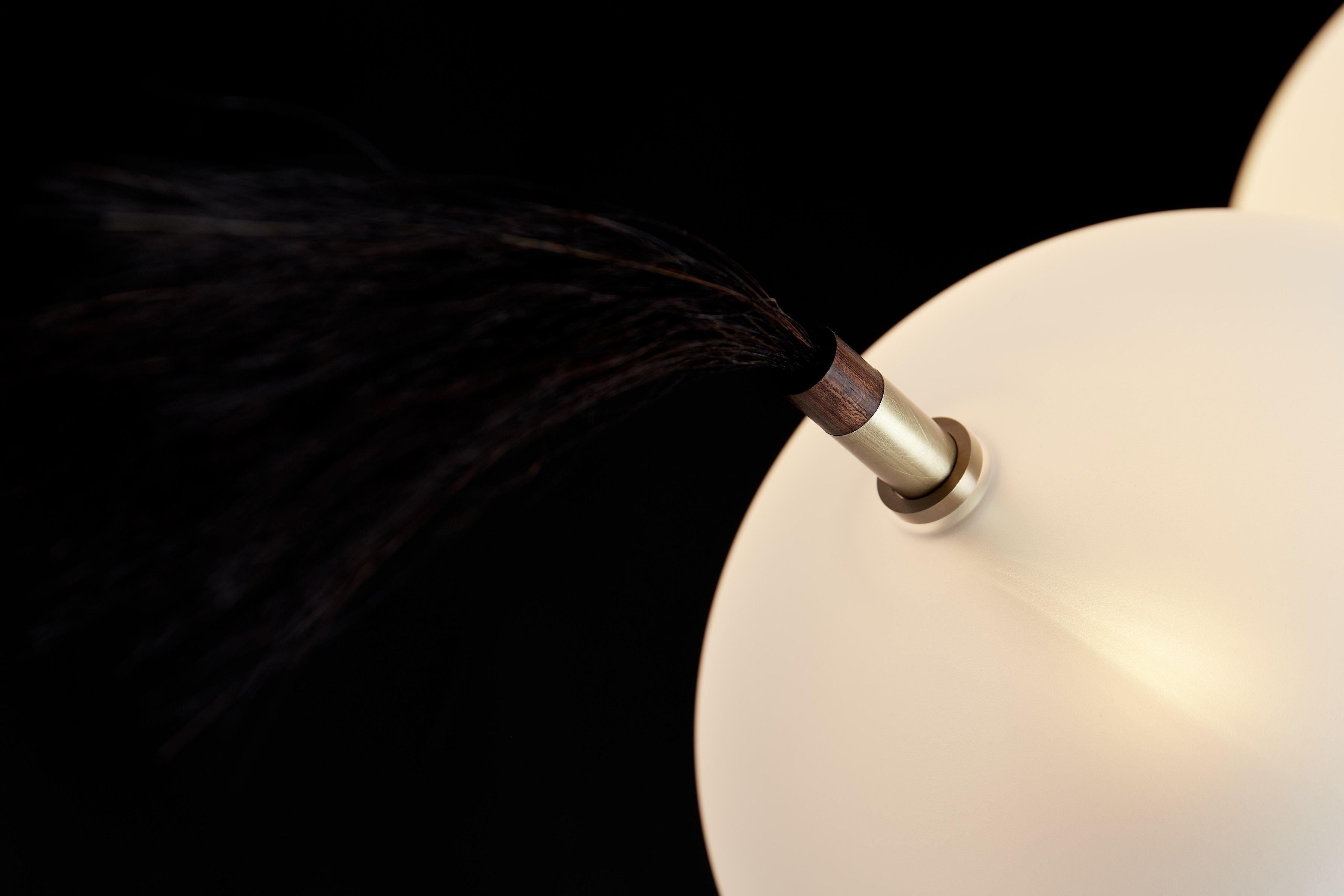 Brossé Lampadaire sculptural Mickey à gradation, laiton brossé et verre soufflé blanc satiné en vente