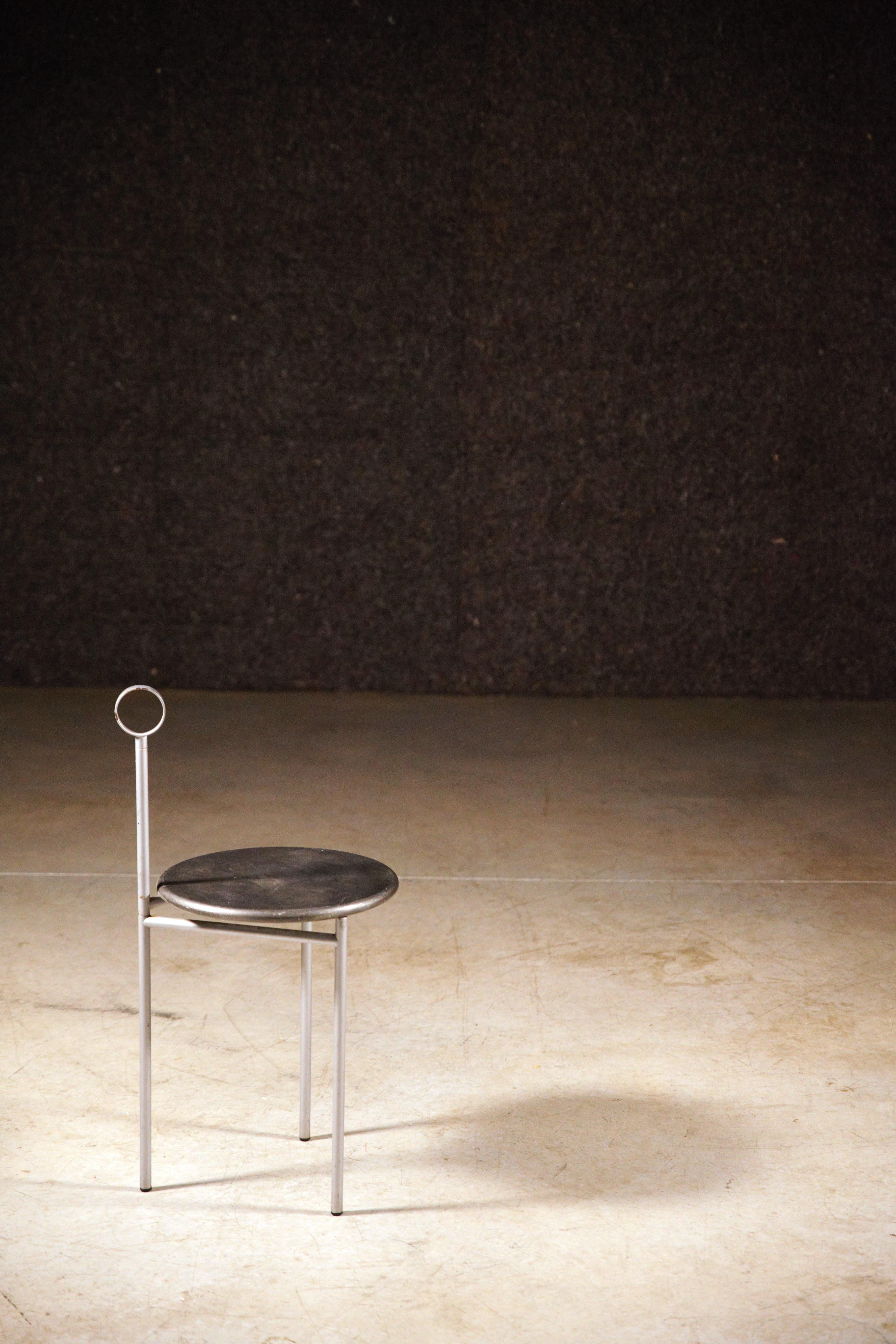 Une table d'appoint radicale de Philippe Starck pour Driade.

Table pliante.

Signé sous.

Quelques manques de peinture.

Etat original.