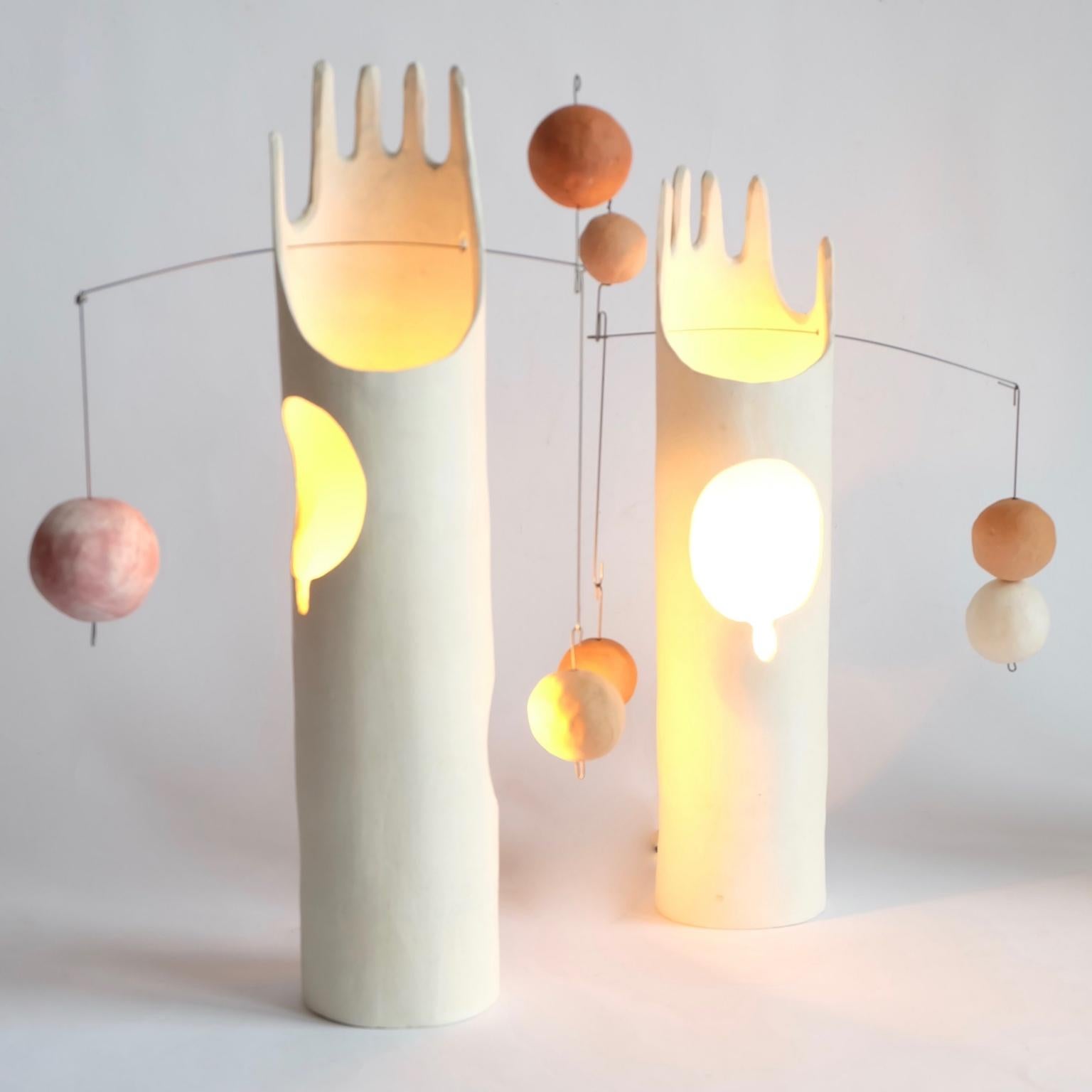Mico:: lampe de table sculpturale contemporaine en céramique fabriquée à la main en blanc mat en vente 3
