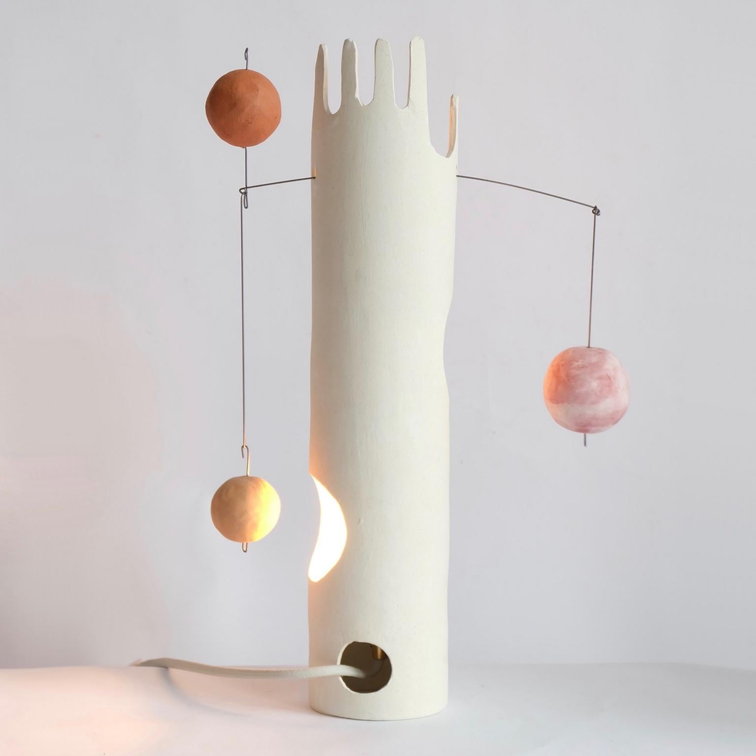 Moderne Mico:: lampe de table sculpturale contemporaine en céramique fabriquée à la main en blanc mat en vente