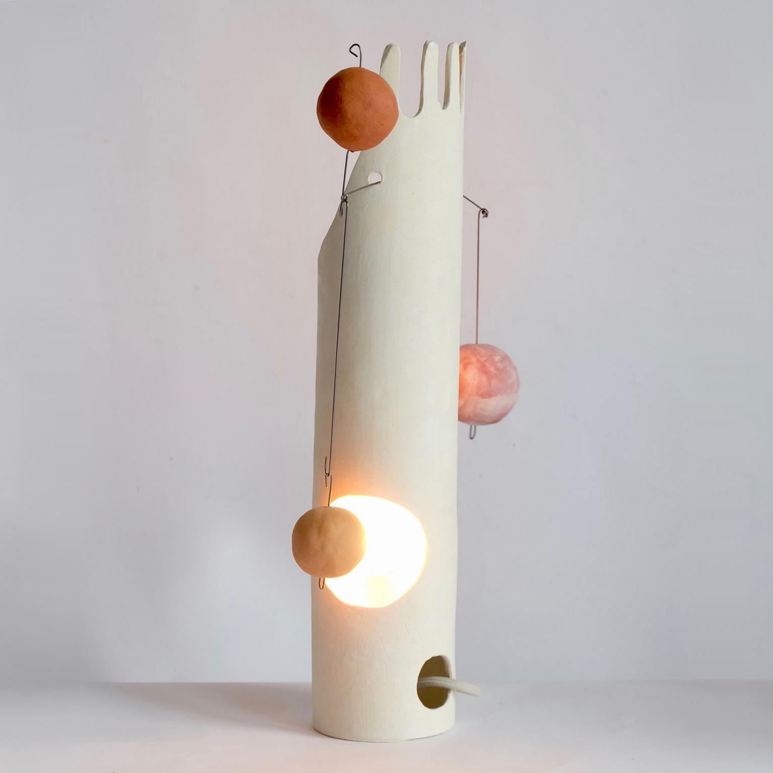 Américain Mico:: lampe de table sculpturale contemporaine en céramique fabriquée à la main en blanc mat en vente